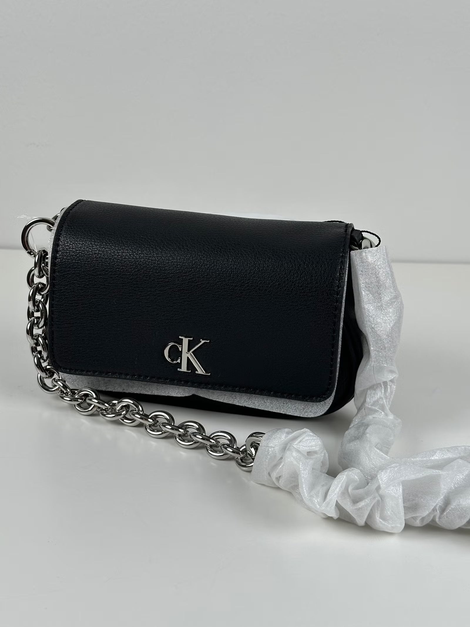 Calvin Klein Minimal Monogram -olkalaukku,