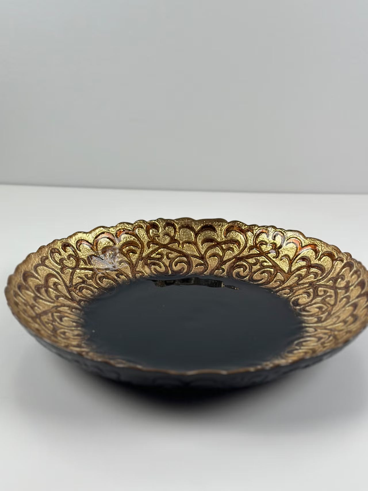 Monna Glass käsintehty tarjoiluvati / kakkuvati (kulta–musta)