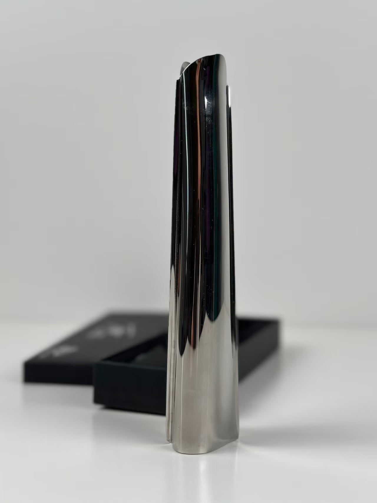 Tapio Wirkkala – teräksinen maljakko, Kultakeskus Oy (n. 20 cm)