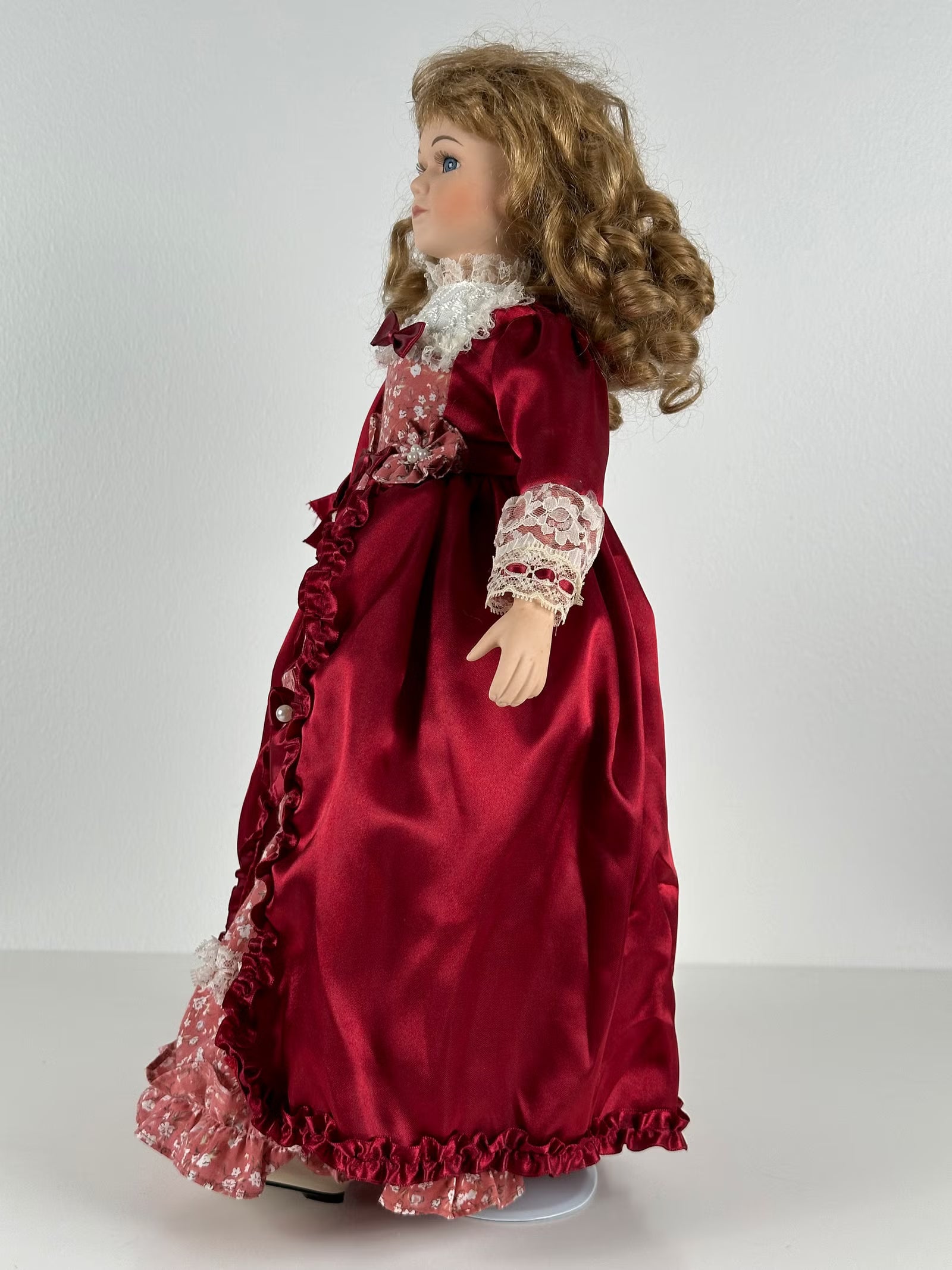 Laadukas posliininukke – 45 cm