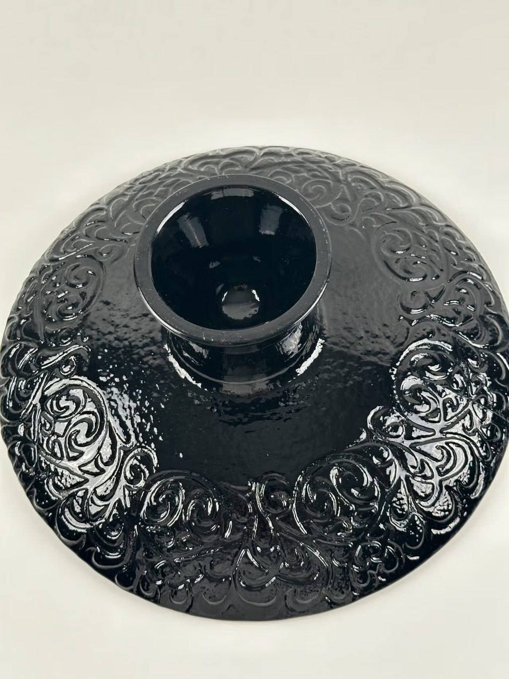 Monna Glass käsintehty tarjoiluvati / kakkuvati (kulta–musta)