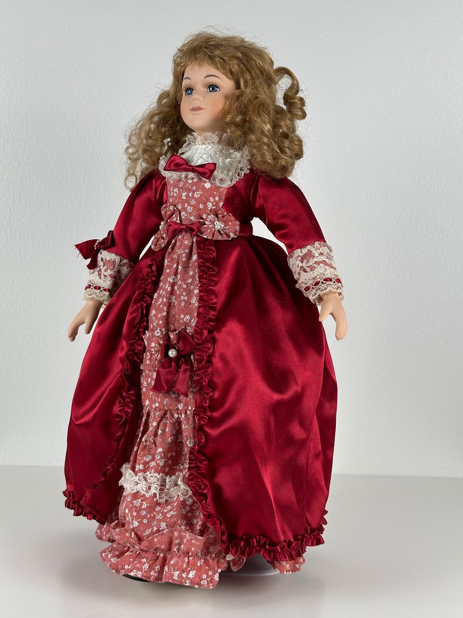 Laadukas posliininukke – 45 cm