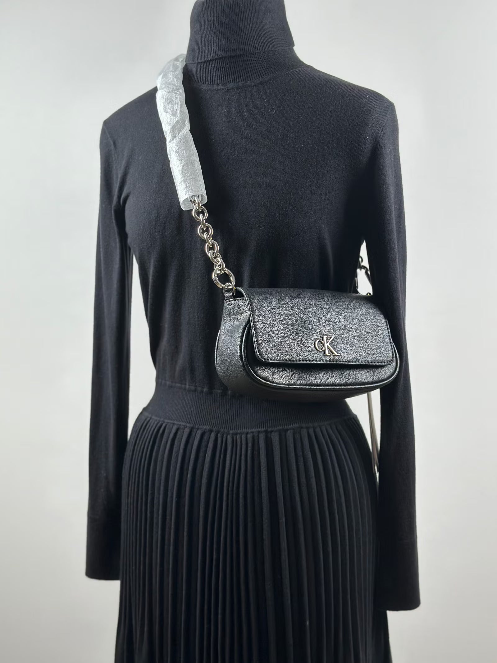 Calvin Klein Minimal Monogram -olkalaukku,