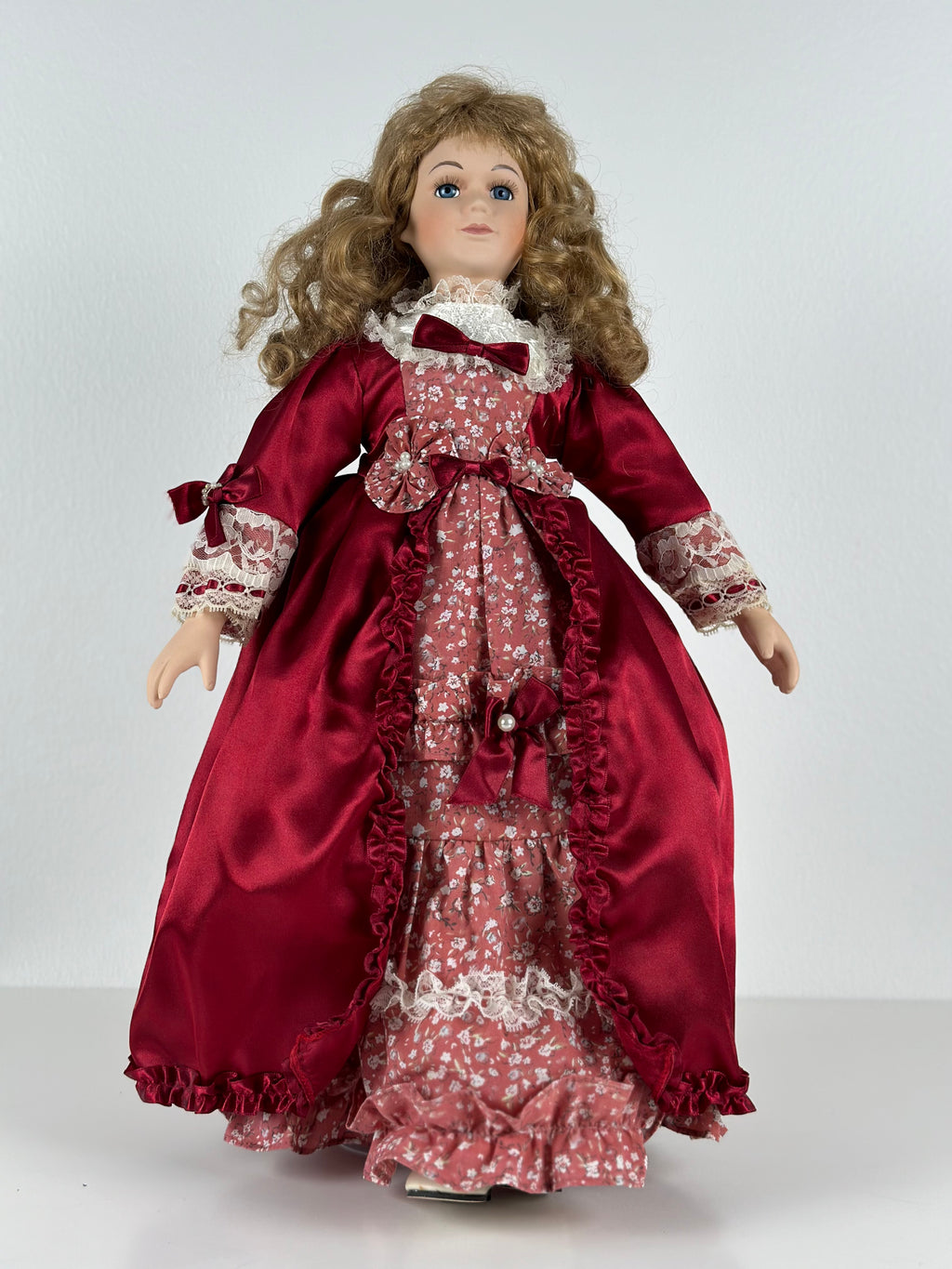 🌹 Keräilyposliininukke – punainen satiinipuku, n. 45 cm