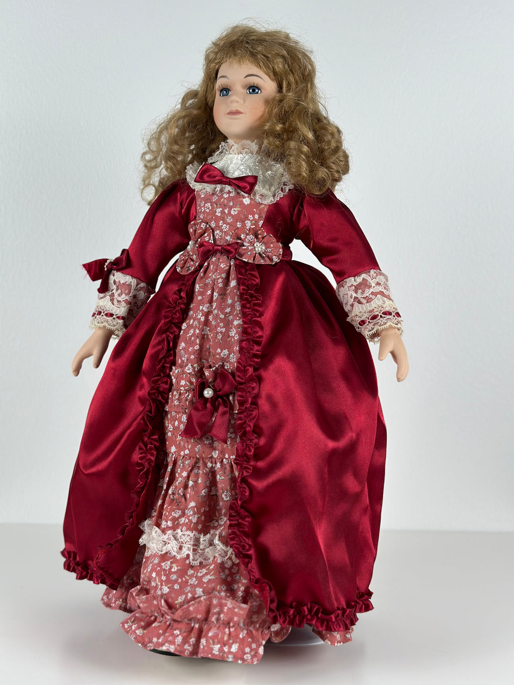 🌹 Keräilyposliininukke – punainen satiinipuku, n. 45 cm