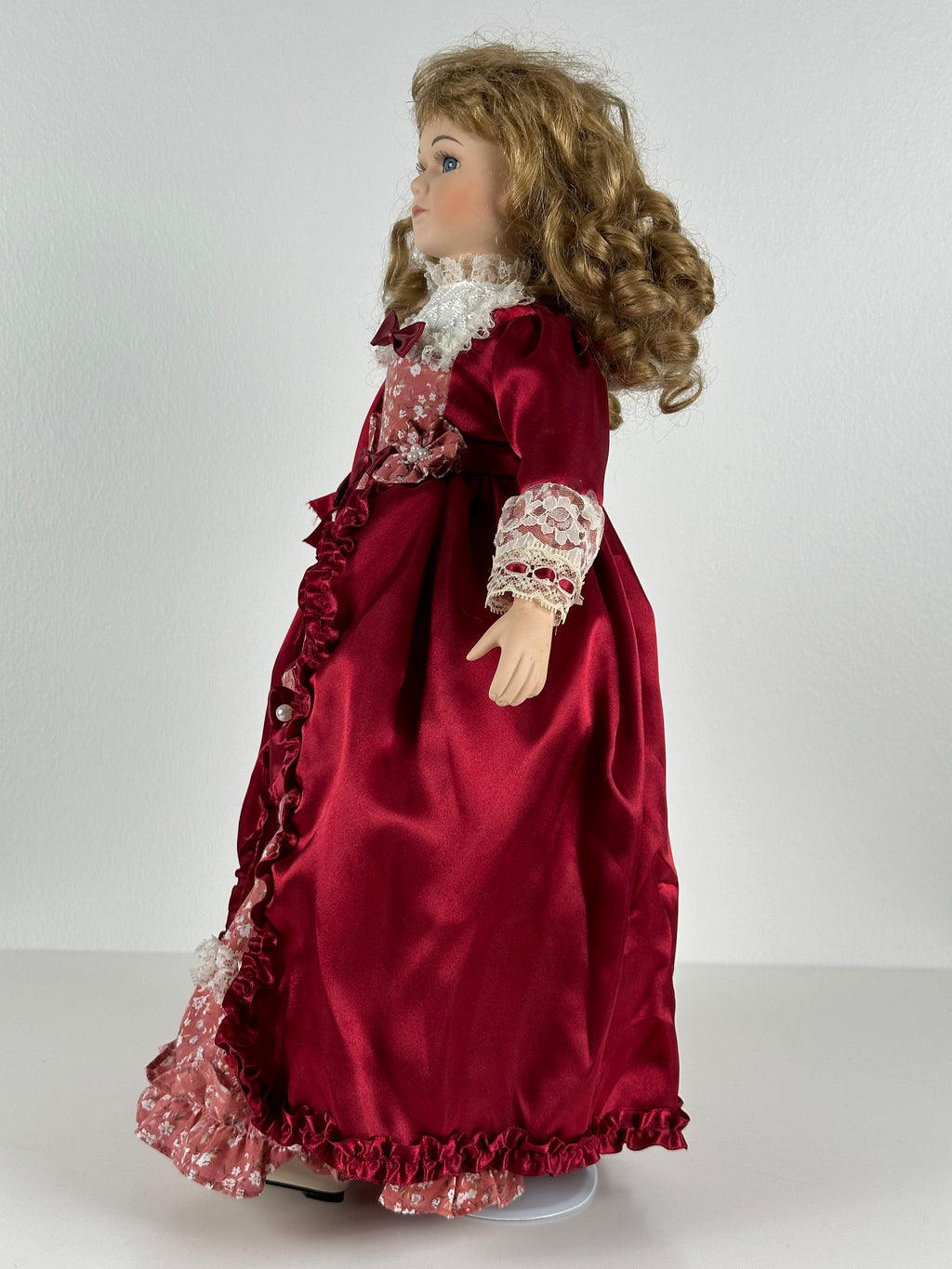 🌹 Keräilyposliininukke – punainen satiinipuku, n. 45 cm