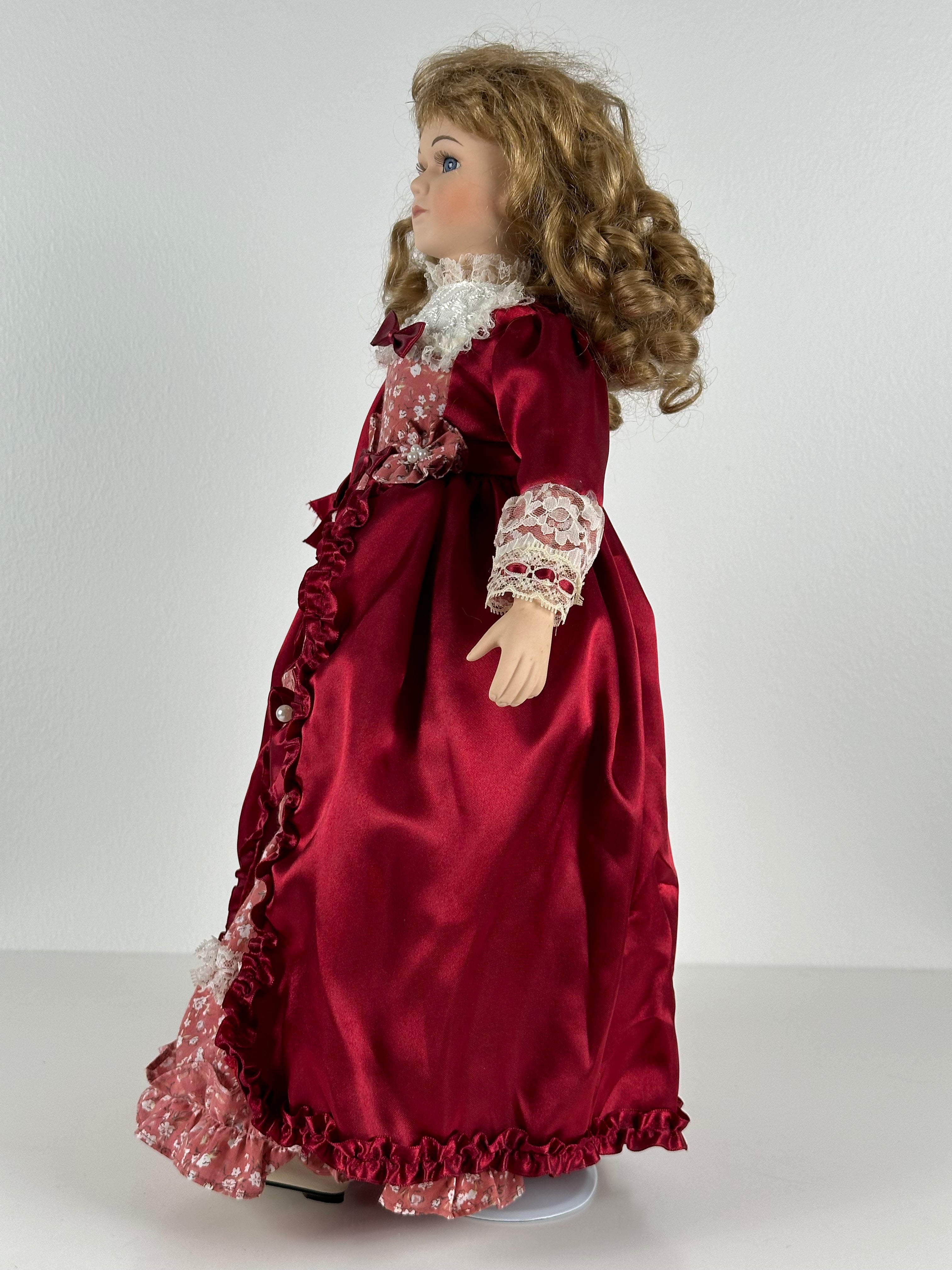 🌹 Keräilyposliininukke – punainen satiinipuku, n. 45 cm