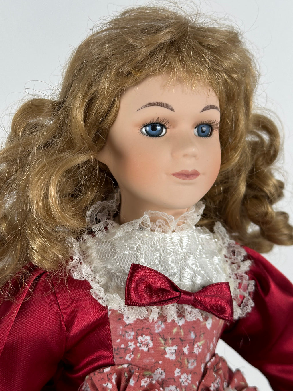 🌹 Keräilyposliininukke – punainen satiinipuku, n. 45 cm