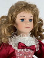 🌹 Keräilyposliininukke – punainen satiinipuku, n. 45 cm