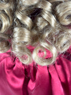 🌹 Keräilyposliininukke – punainen satiinipuku, n. 45 cm