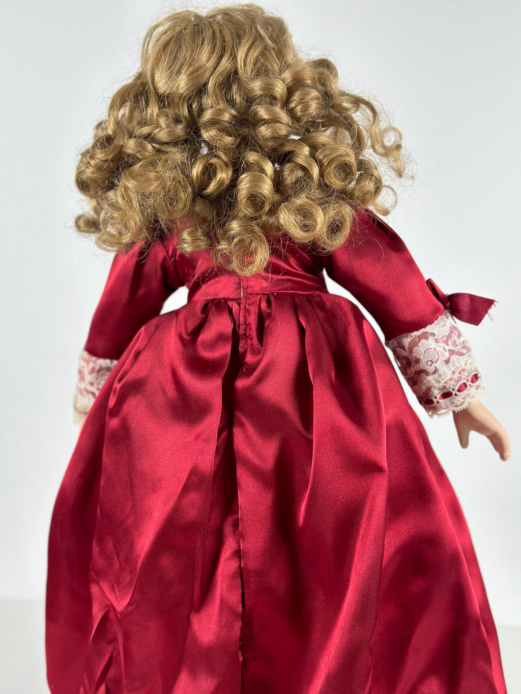 🌹 Keräilyposliininukke – punainen satiinipuku, n. 45 cm