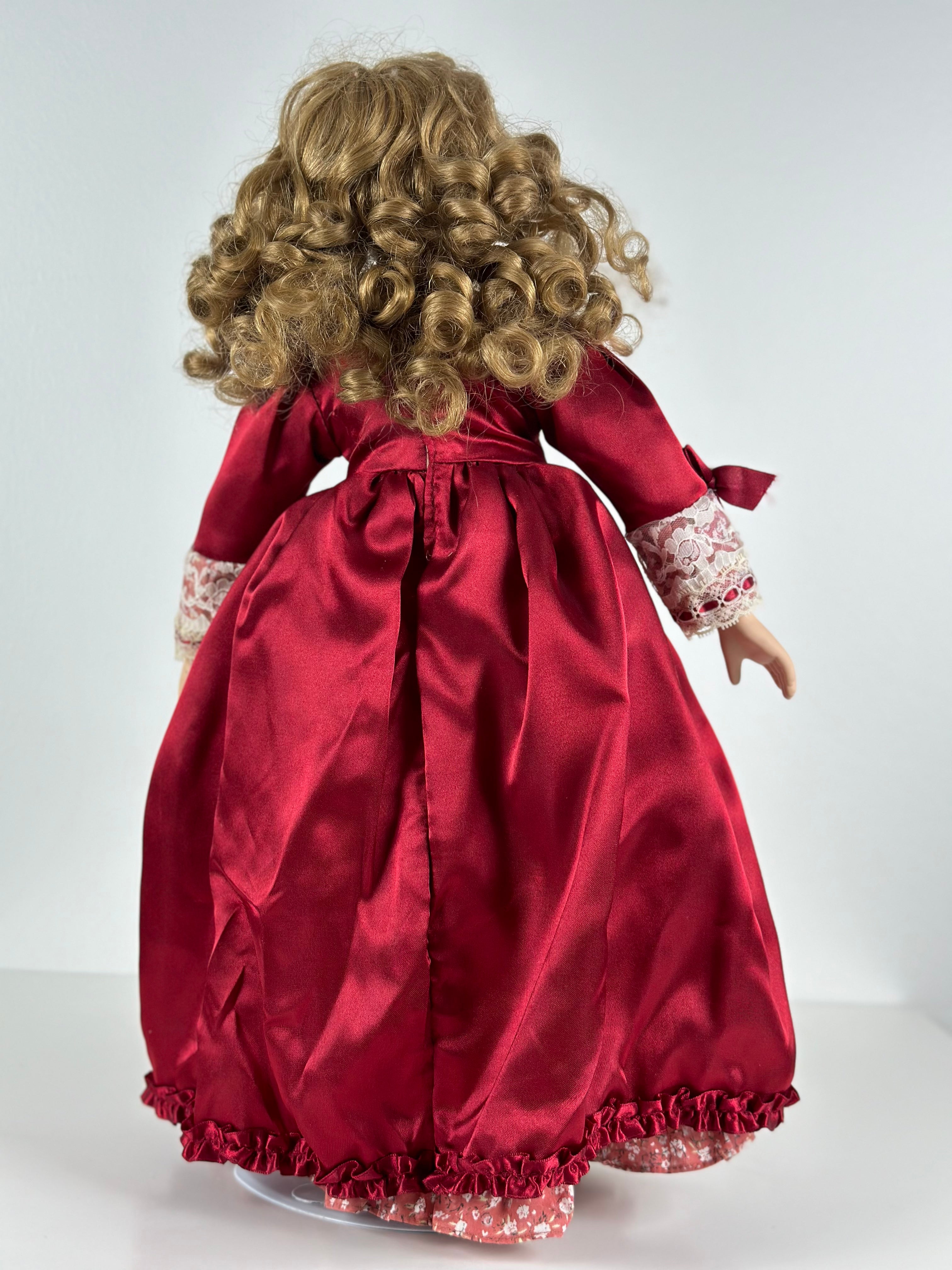 🌹 Keräilyposliininukke – punainen satiinipuku, n. 45 cm