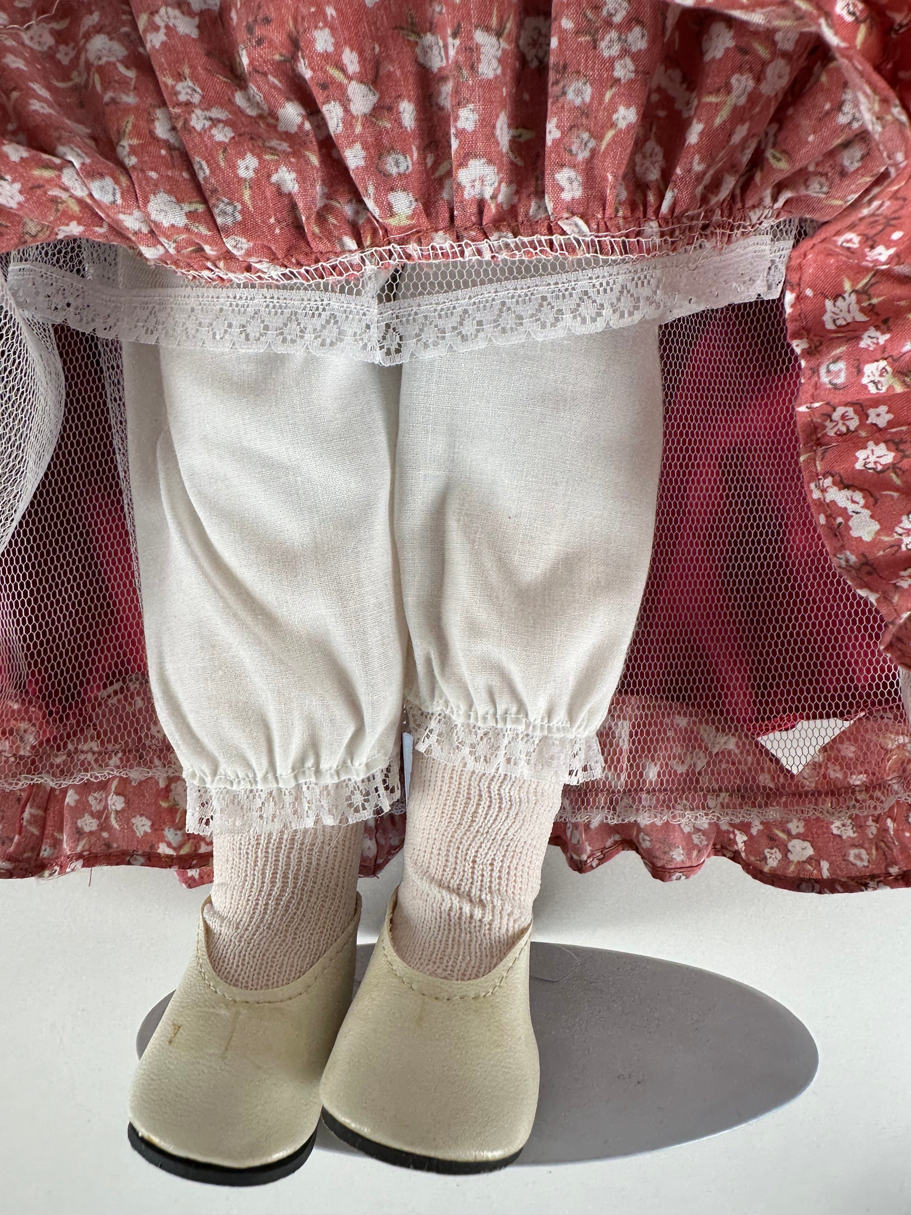 🌹 Keräilyposliininukke – punainen satiinipuku, n. 45 cm