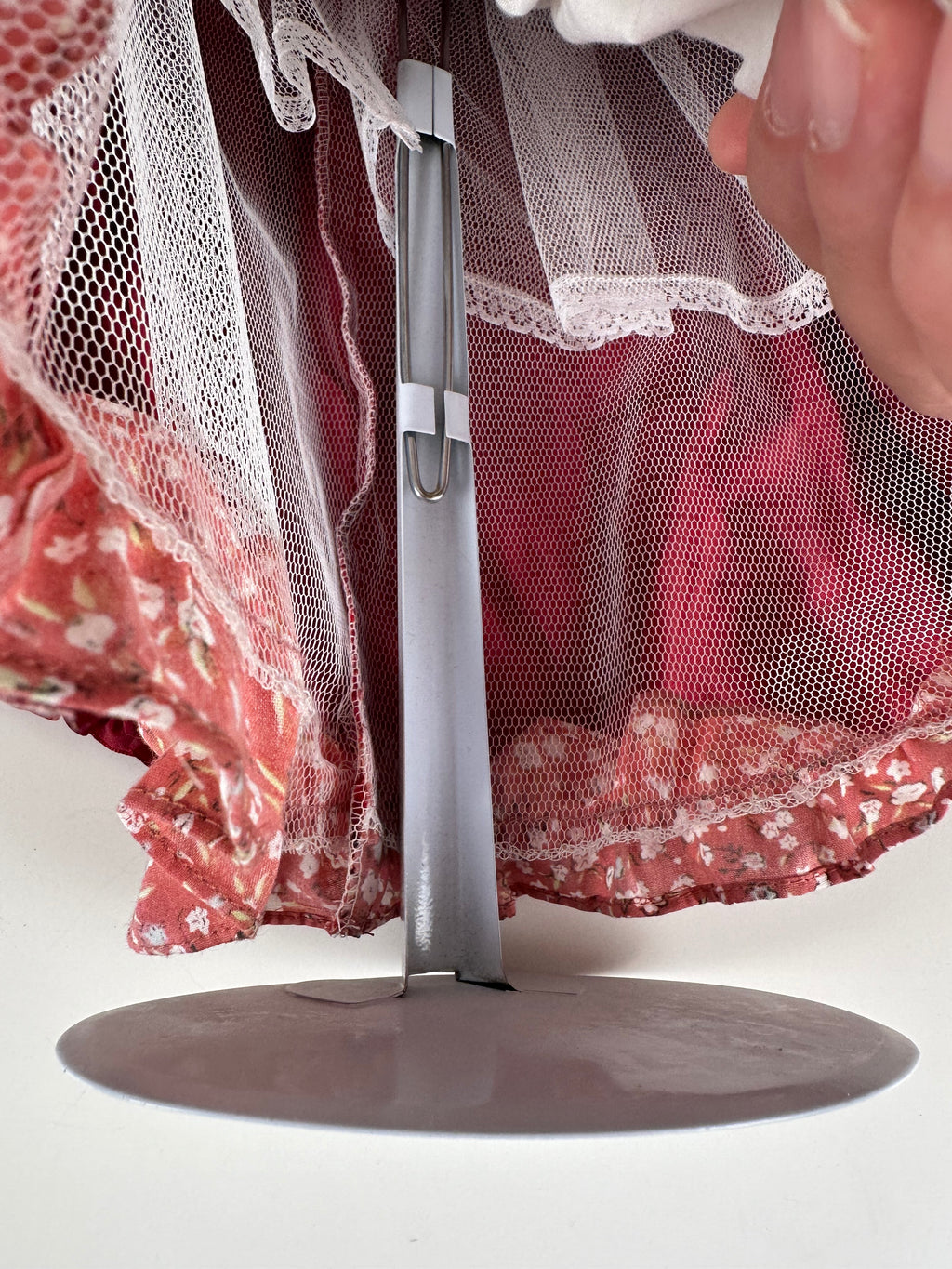 🌹 Keräilyposliininukke – punainen satiinipuku, n. 45 cm