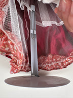 🌹 Keräilyposliininukke – punainen satiinipuku, n. 45 cm