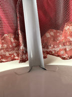 🌹 Keräilyposliininukke – punainen satiinipuku, n. 45 cm