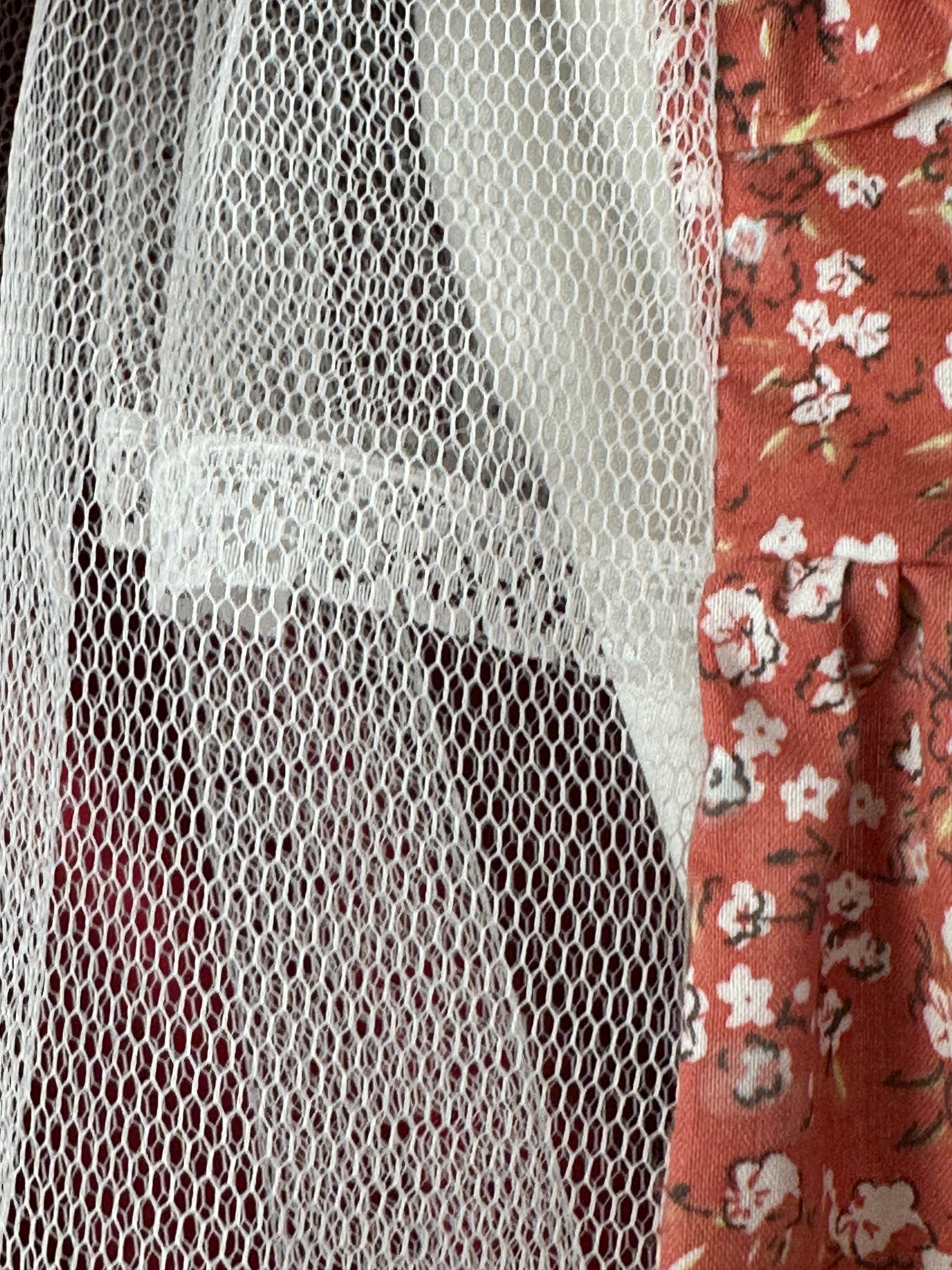 🌹 Keräilyposliininukke – punainen satiinipuku, n. 45 cm