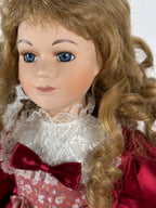 🌹 Keräilyposliininukke – punainen satiinipuku, n. 45 cm