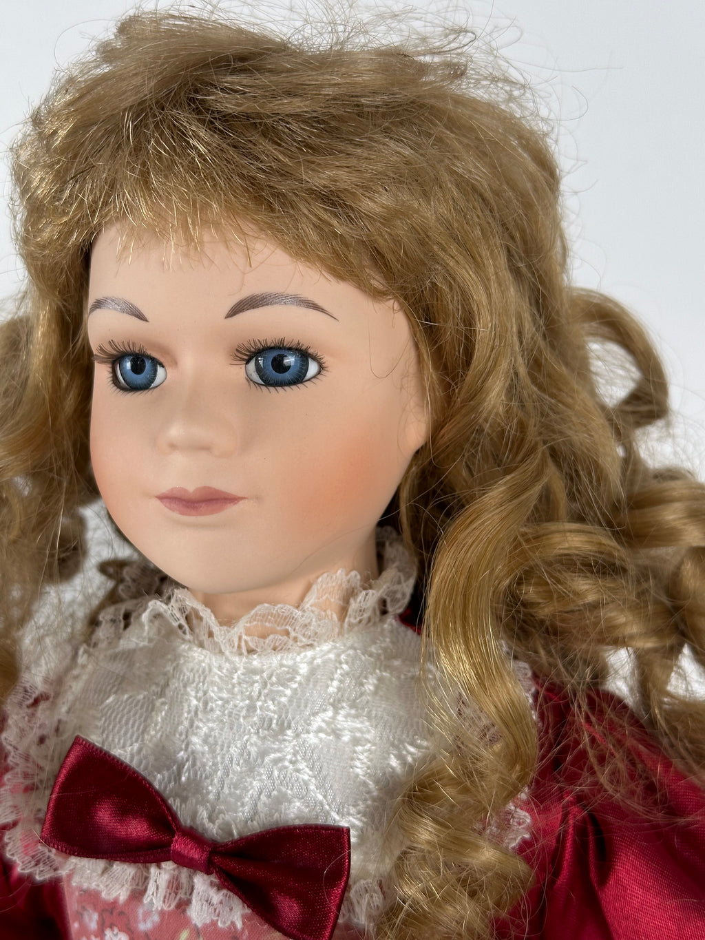 🌹 Keräilyposliininukke – punainen satiinipuku, n. 45 cm