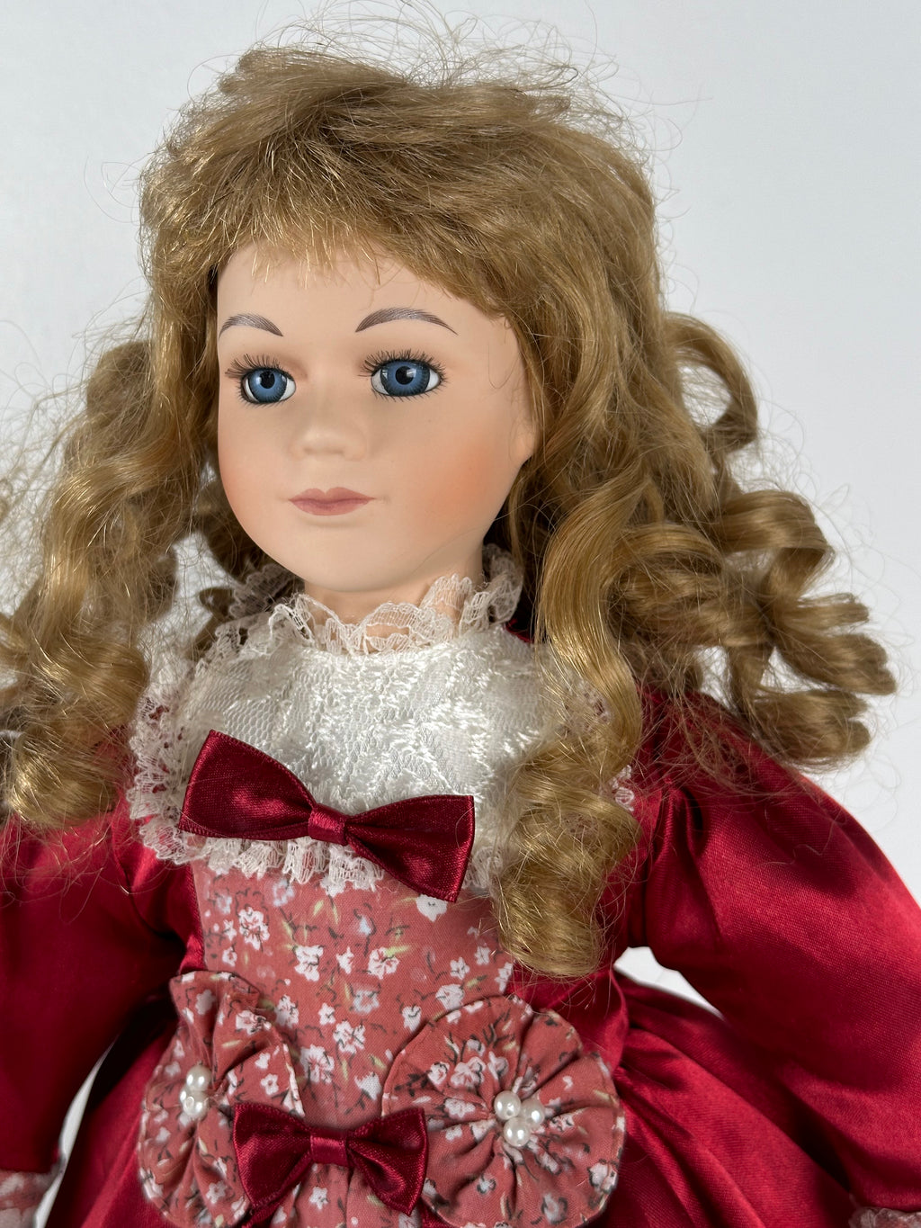 🌹 Keräilyposliininukke – punainen satiinipuku, n. 45 cm