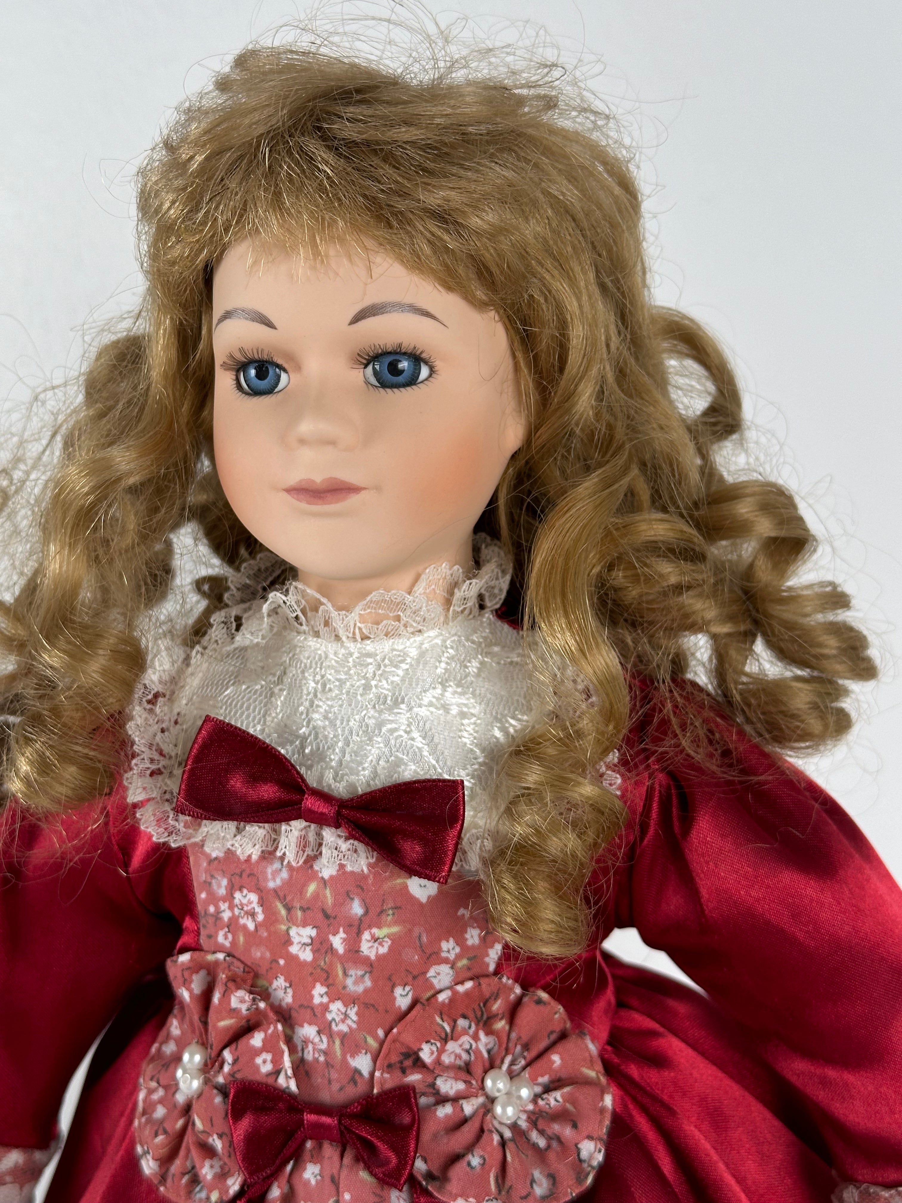 🌹 Keräilyposliininukke – punainen satiinipuku, n. 45 cm