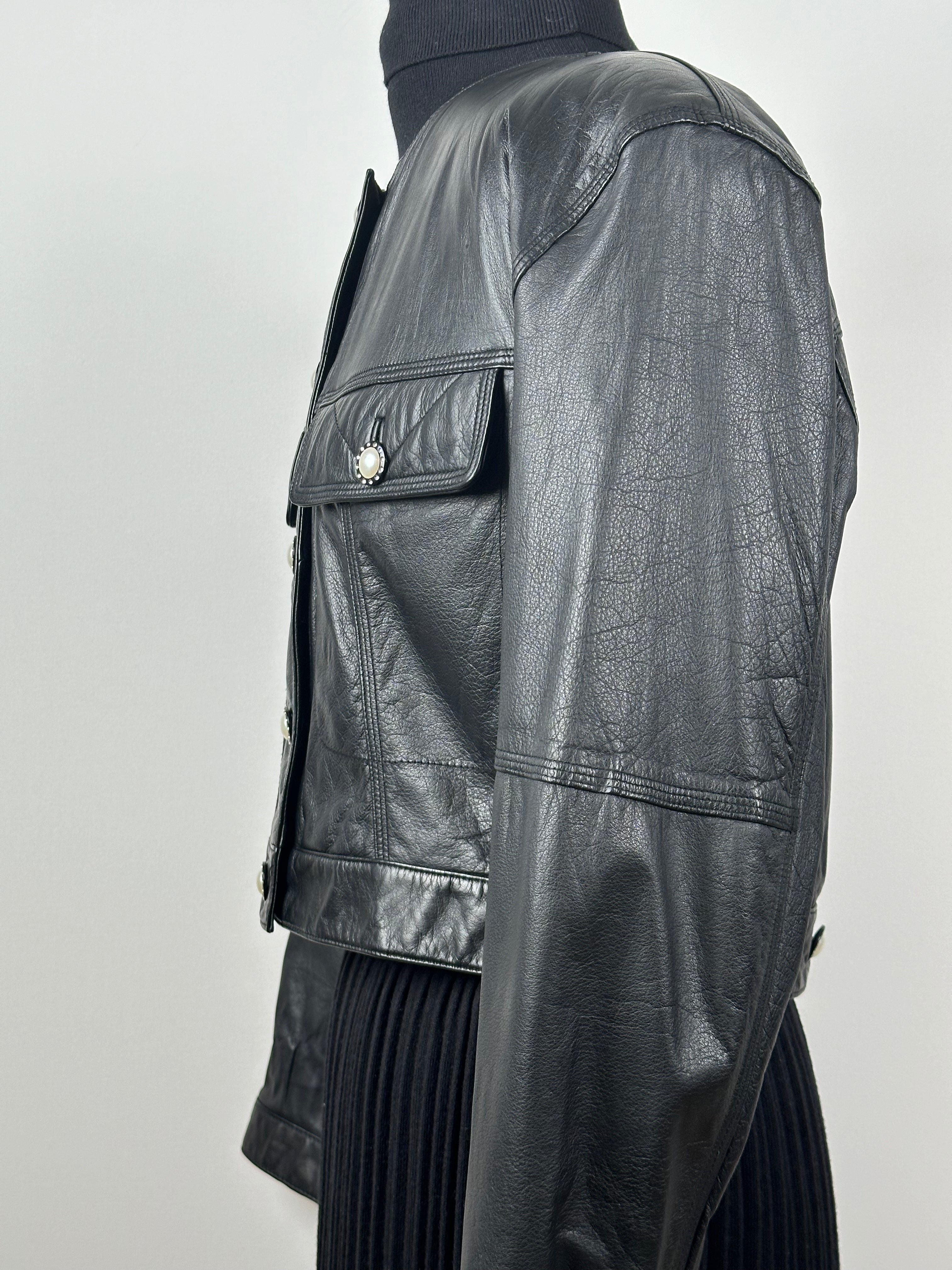 Näyttävä vintage-nahkatakki helmikoristenapeilla – koko 42 REG