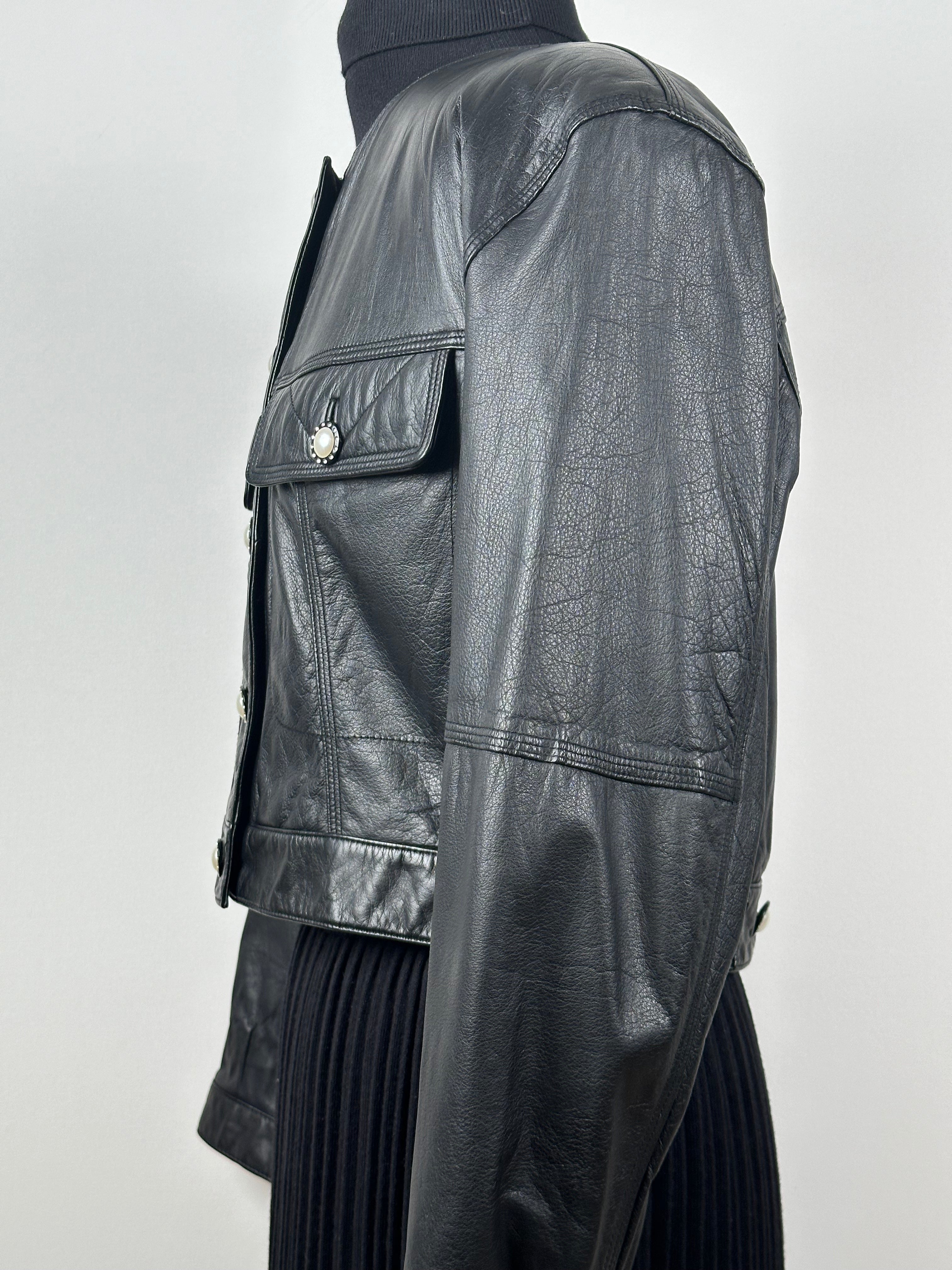 Näyttävä vintage-nahkatakki helmikoristenapeilla – koko 42 REG