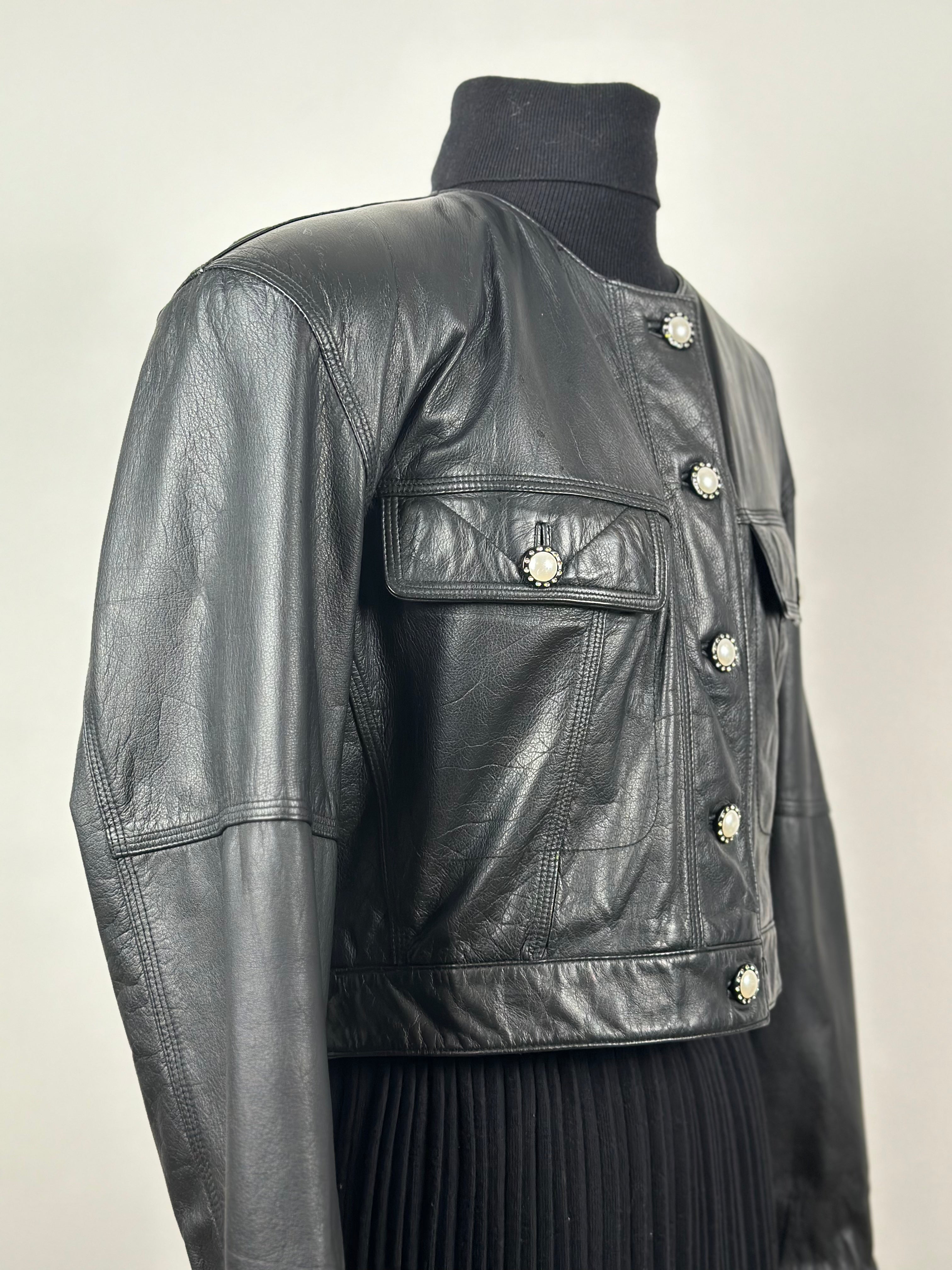 Näyttävä vintage-nahkatakki helmikoristenapeilla – koko 42 REG