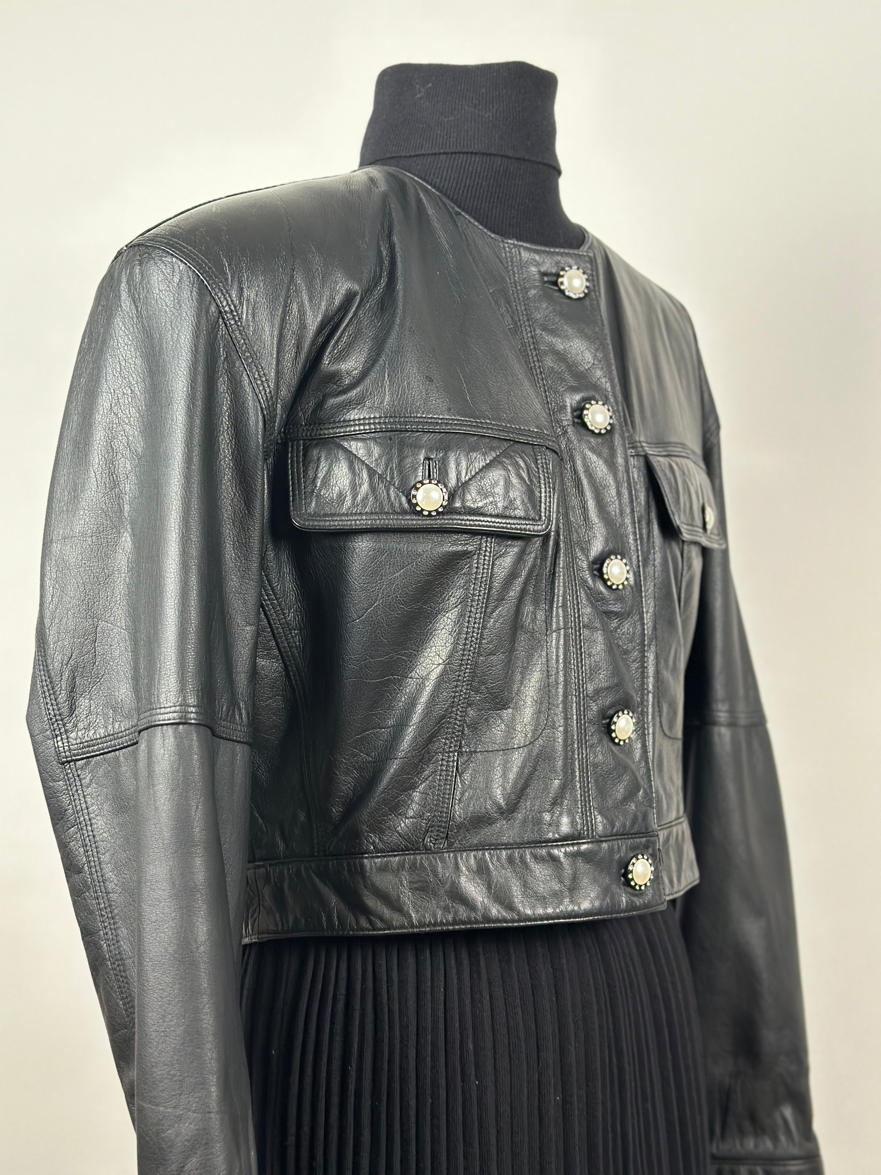 Näyttävä vintage-nahkatakki helmikoristenapeilla – koko 42 REG