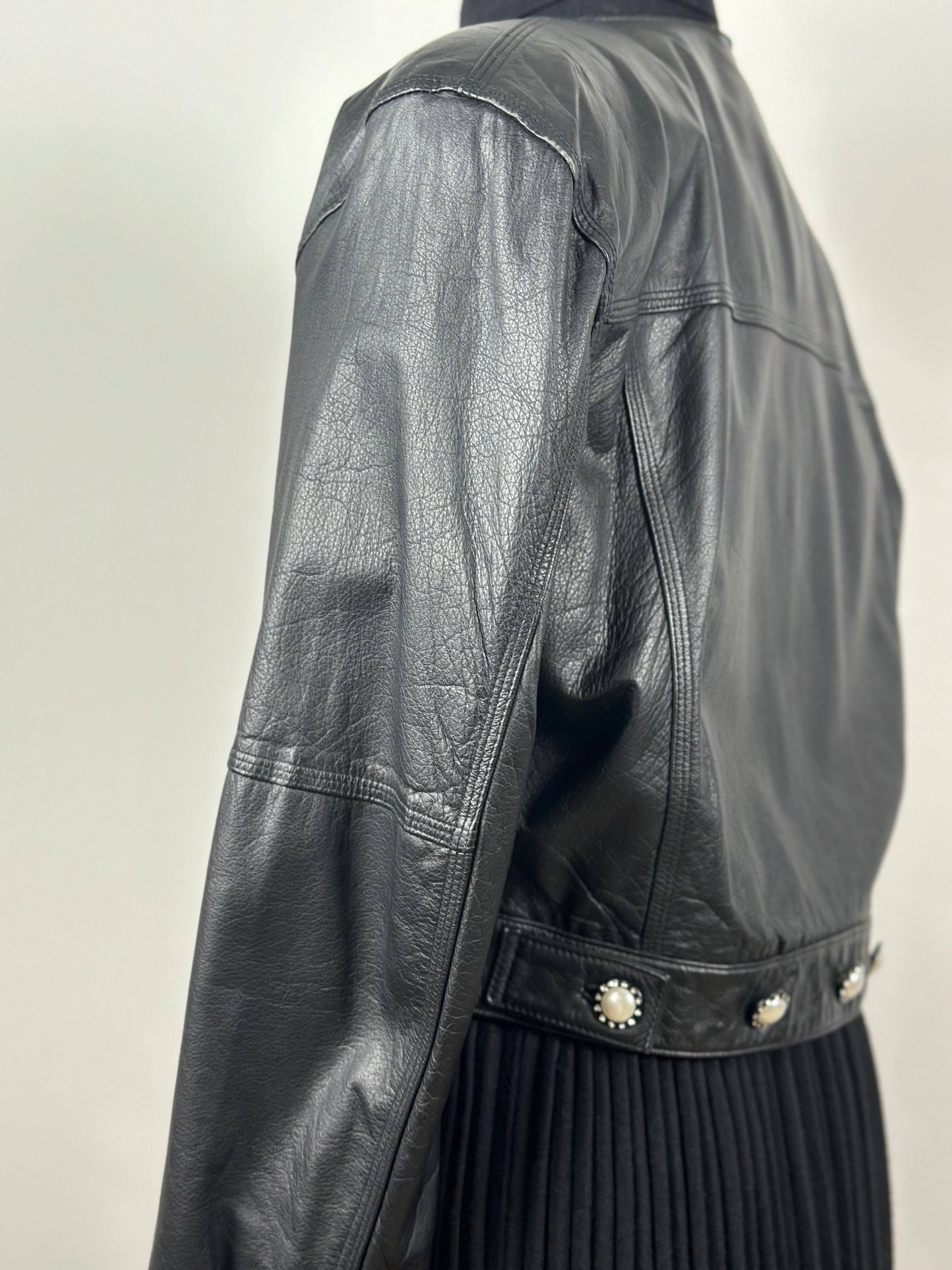 Näyttävä vintage-nahkatakki helmikoristenapeilla – koko 42 REG