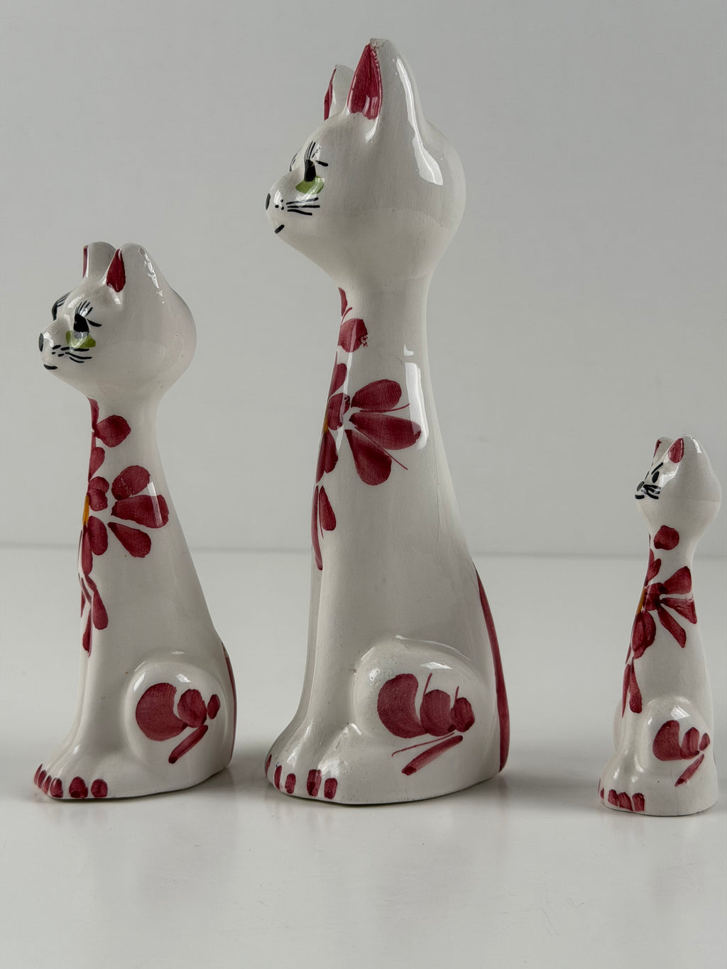 Käsinmaalattu vintage-kissaperhe – 3 kpl keramiikkafiguureja