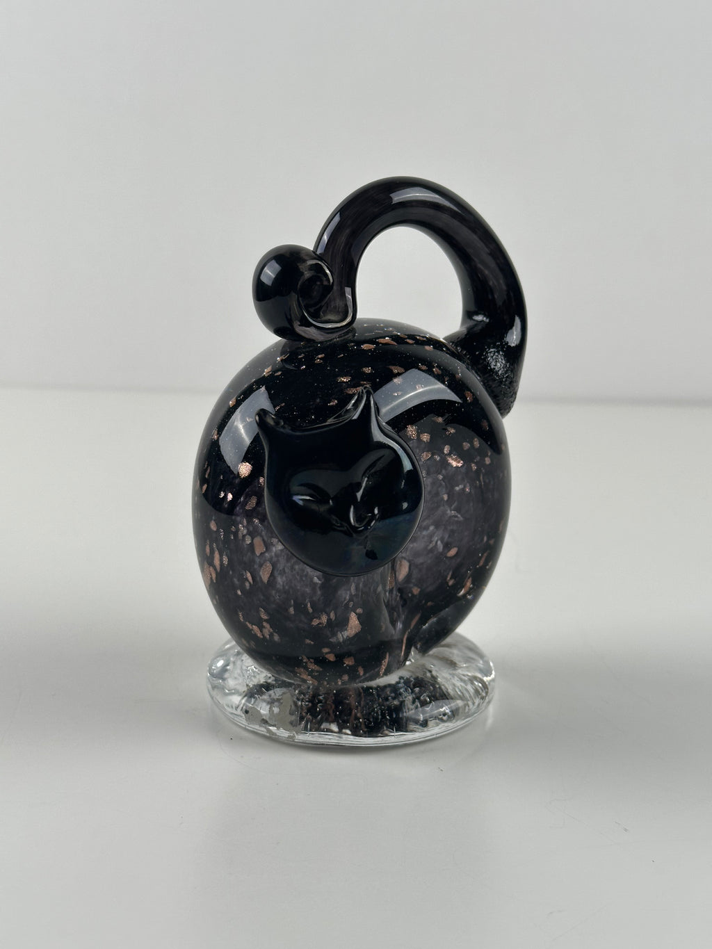 Taikayön Lasipaja – musta lasikissa