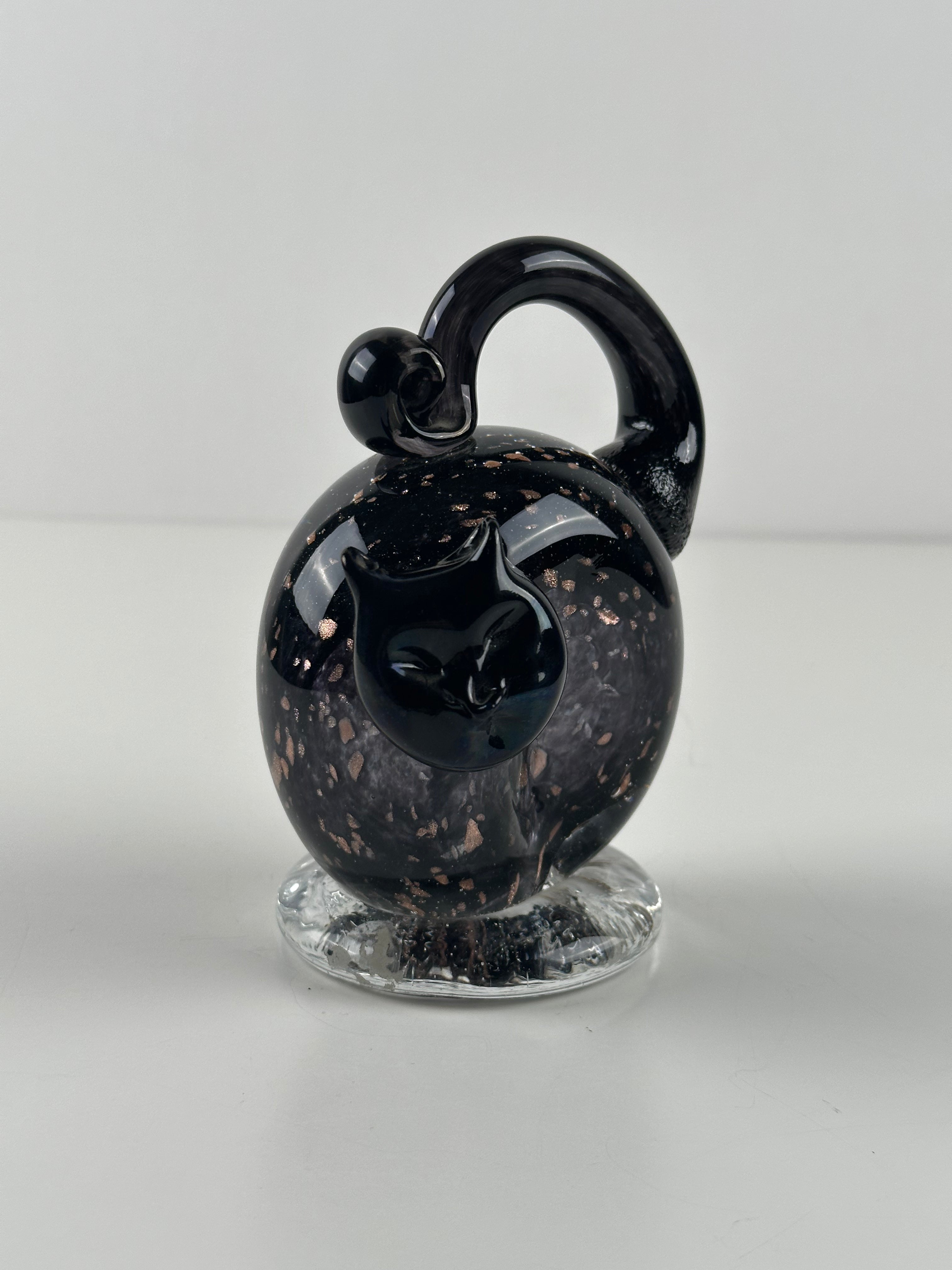 Taikayön Lasipaja – musta lasikissa