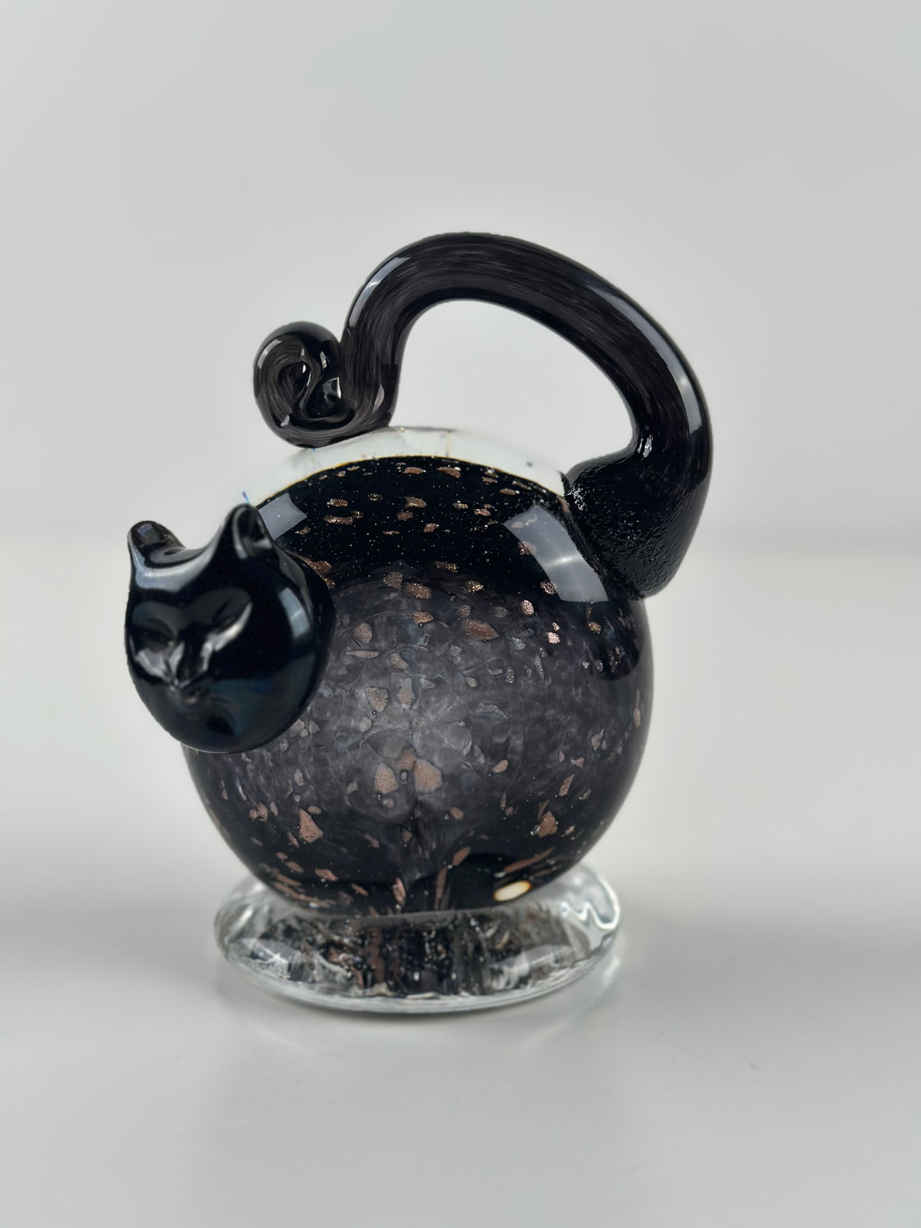 Taikayön Lasipaja – musta lasikissa