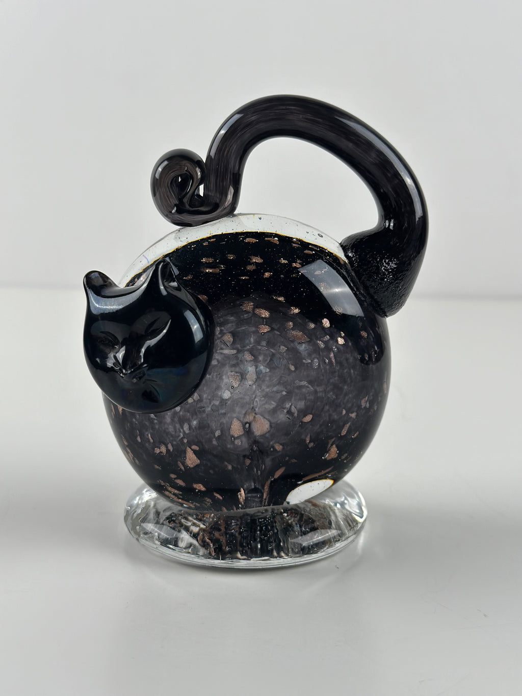 Taikayön Lasipaja – musta lasikissa