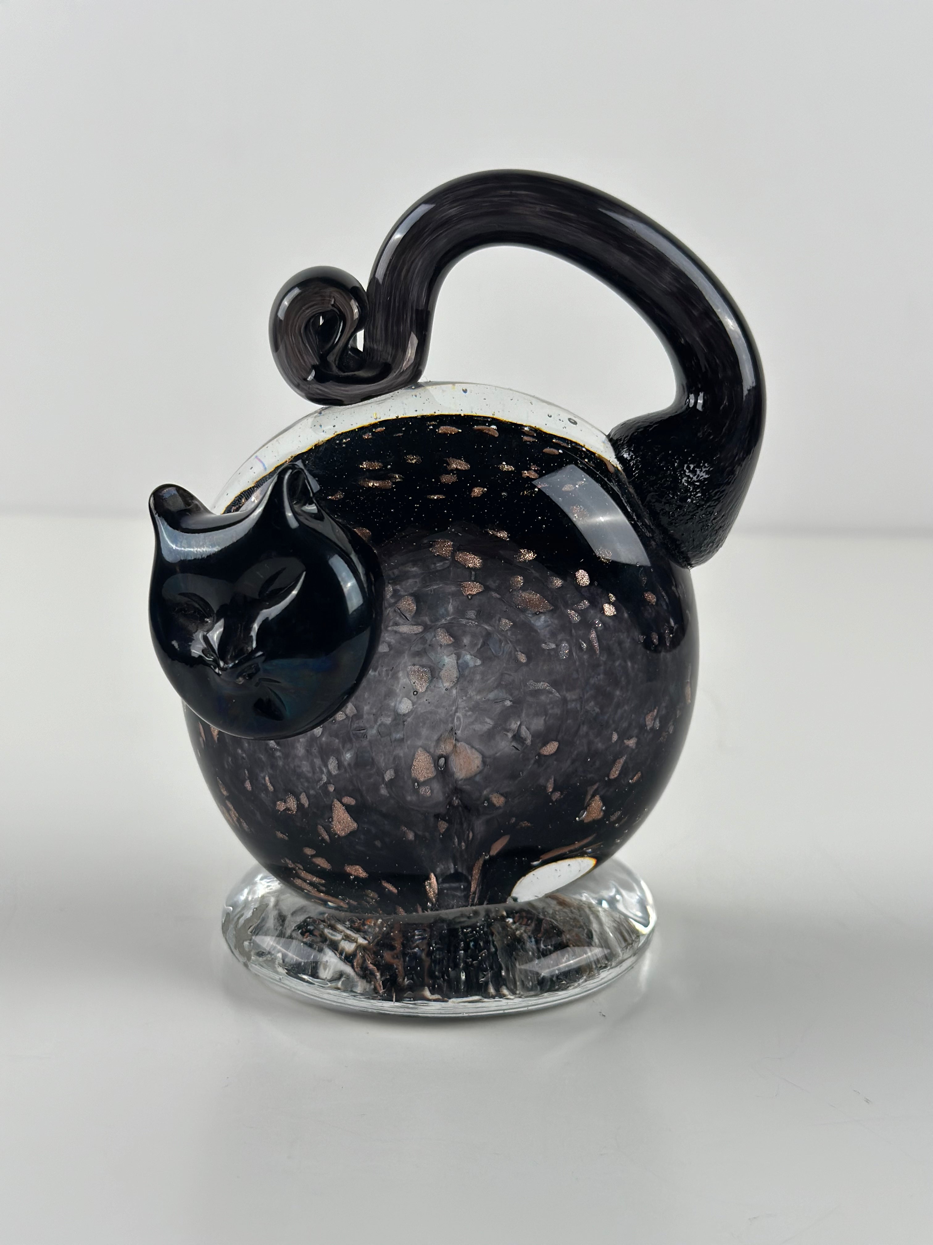 Taikayön Lasipaja – musta lasikissa