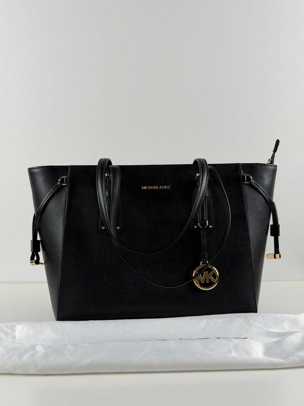 Michael Kors Voyager Medium Multifunction Tote Leather – musta nahkalaukku