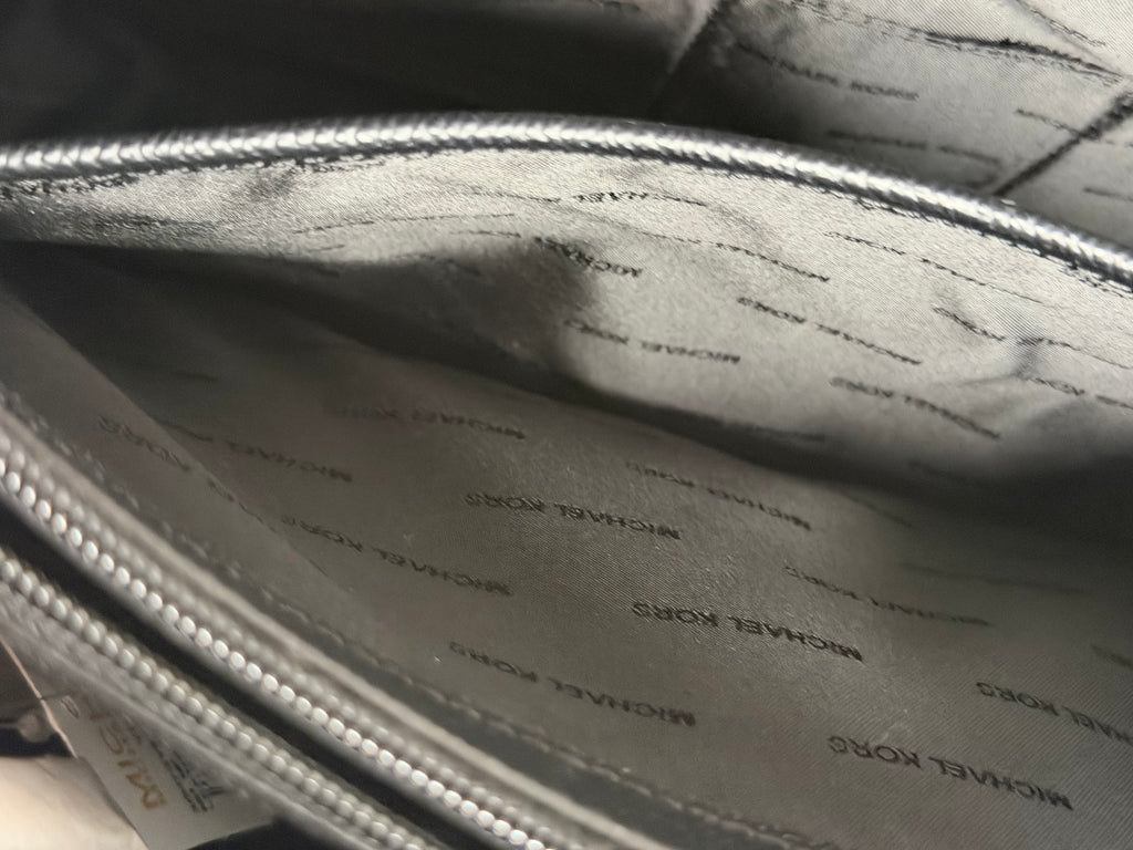 Michael Kors Voyager Medium Multifunction Tote Leather – musta nahkalaukku