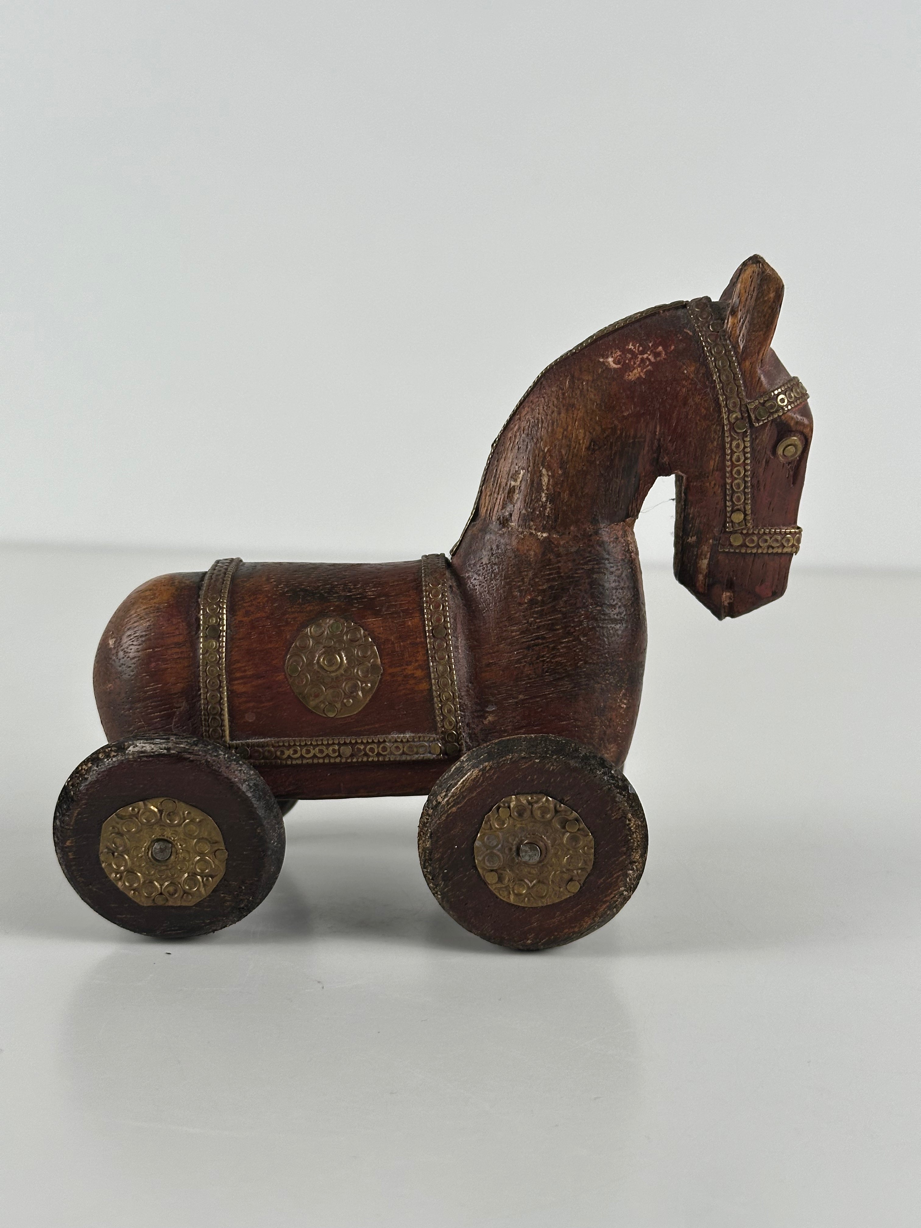 Käsinveistetty puuhevonen pyörillä – vintage 1970-luku