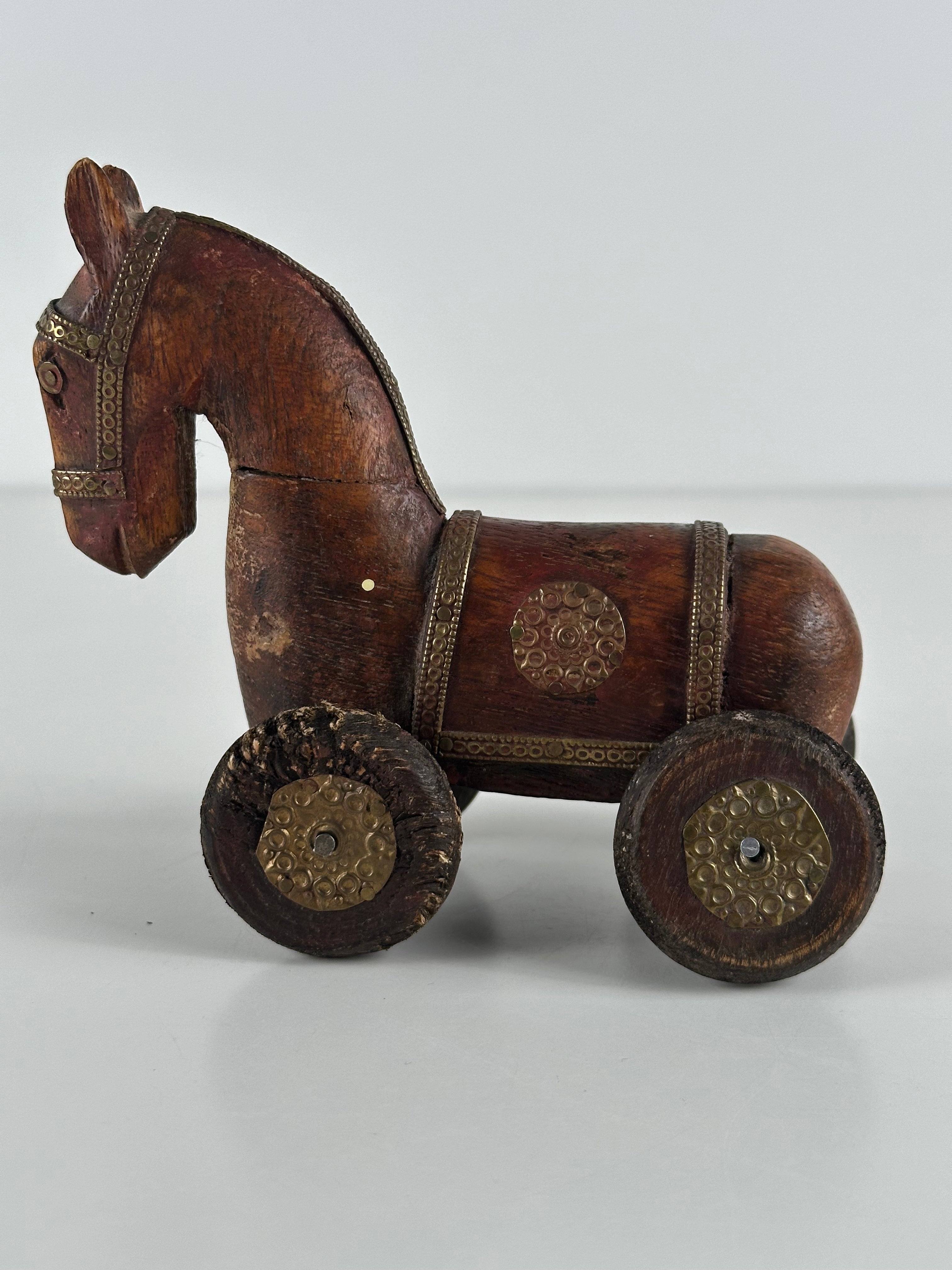 Käsinveistetty puuhevonen pyörillä – vintage 1970-luku