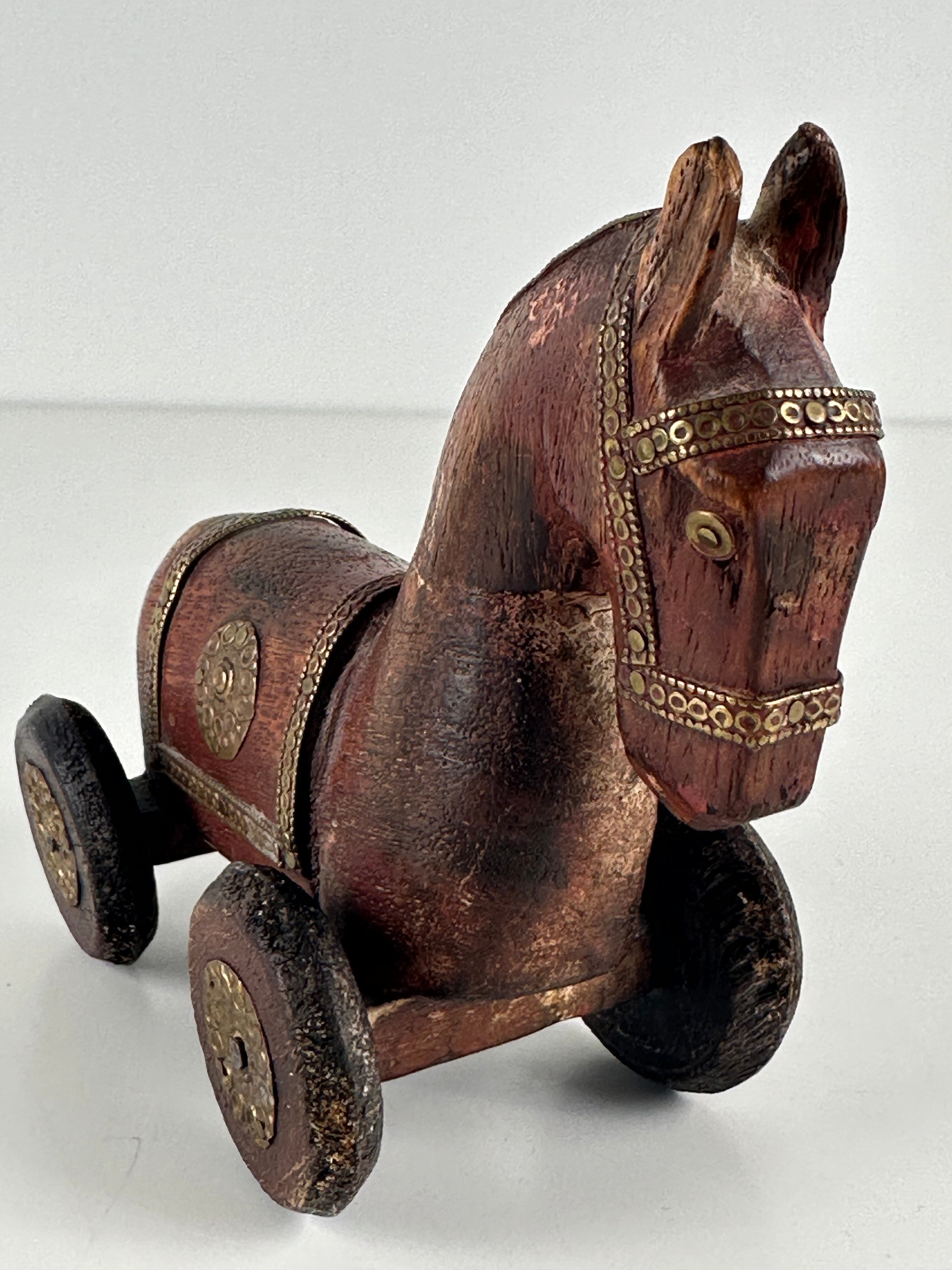 Käsinveistetty puuhevonen pyörillä – vintage 1970-luku