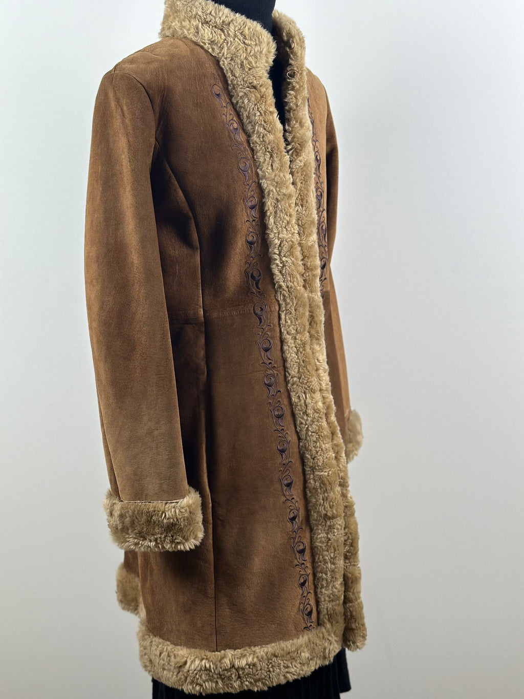 Guess – pitkä aito nahkatakki teddyvuorilla & kirjailuilla