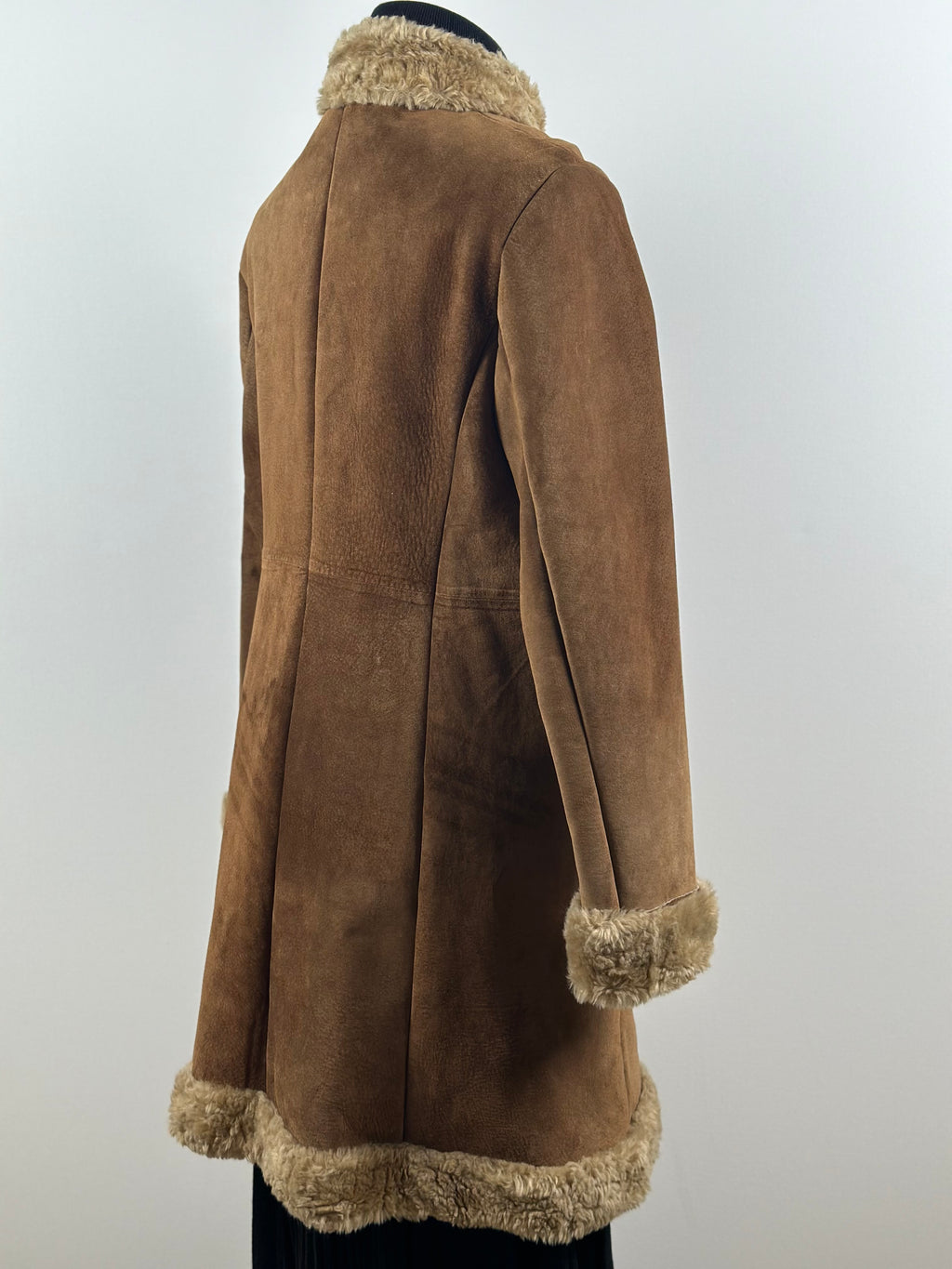 Guess – pitkä aito nahkatakki teddyvuorilla & kirjailuilla