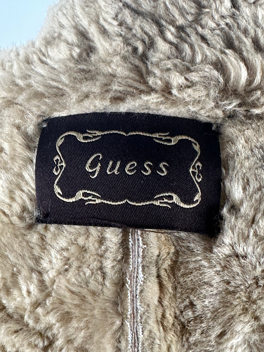 Guess – pitkä aito nahkatakki teddyvuorilla & kirjailuilla