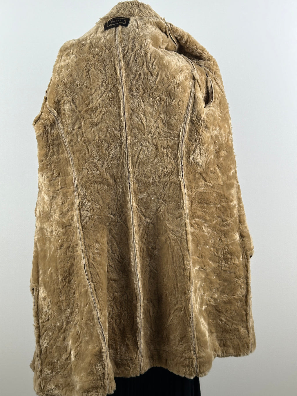 Guess – pitkä aito nahkatakki teddyvuorilla & kirjailuilla