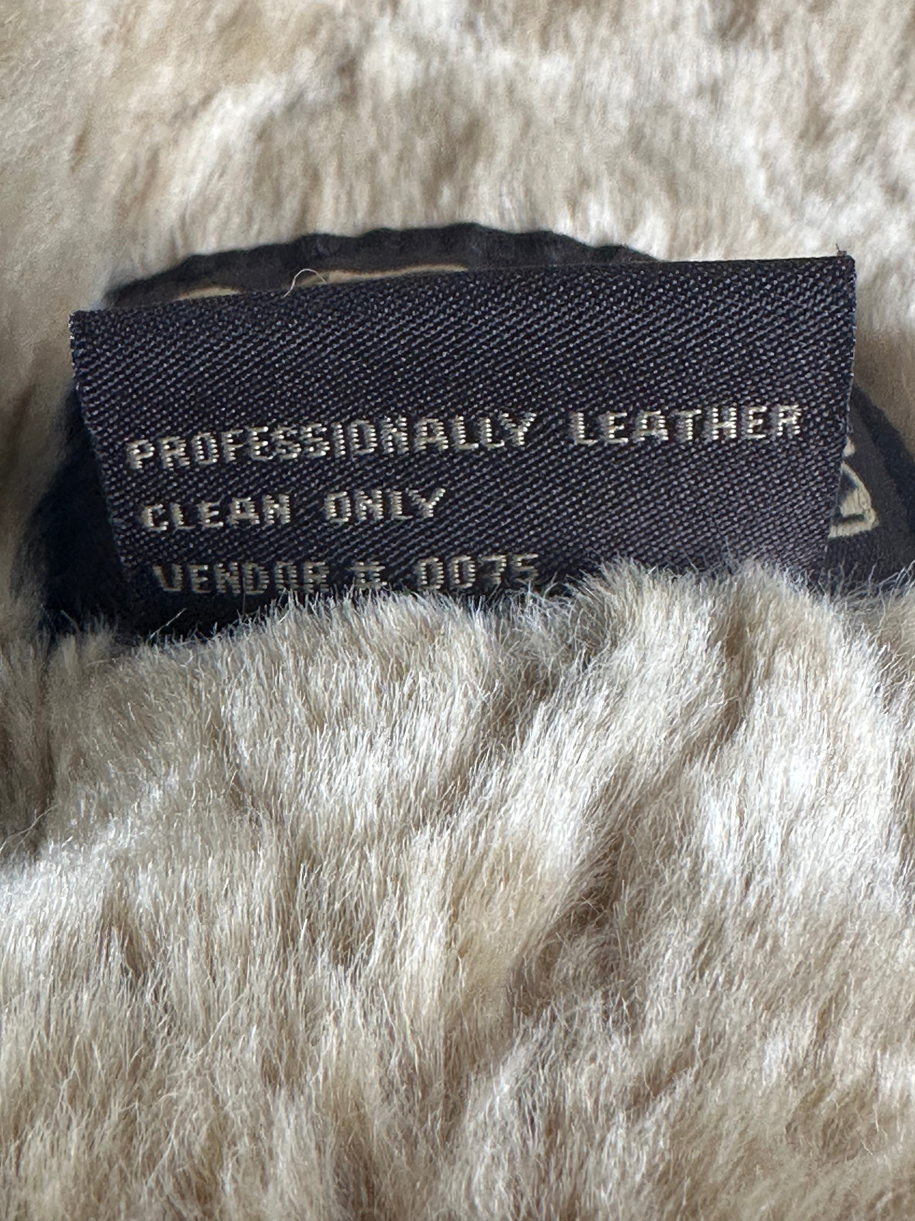 Guess – pitkä aito nahkatakki teddyvuorilla & kirjailuilla