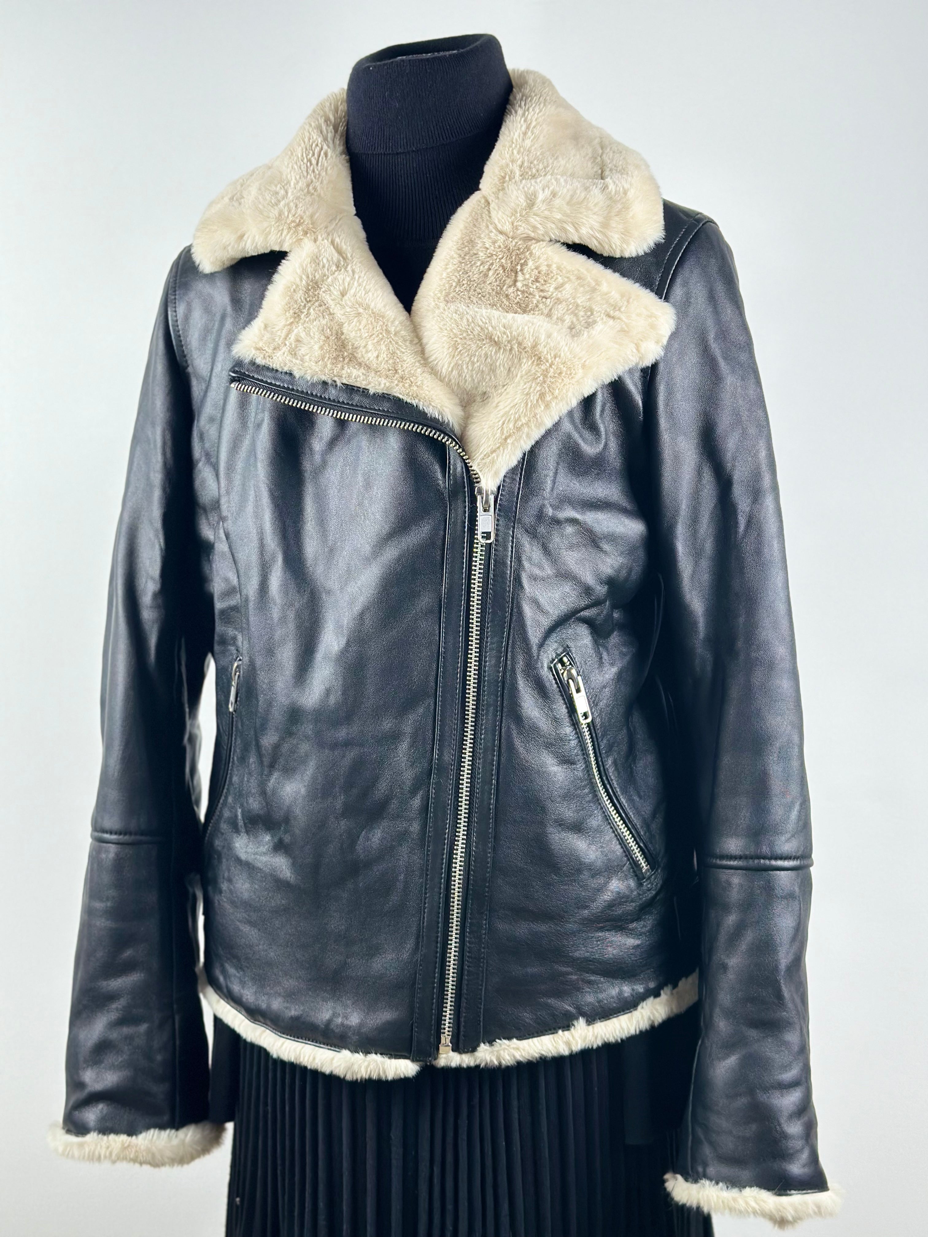 Jofama Bella – Naisten musta biker-nahkatakki teddyvuorella (koko 38)