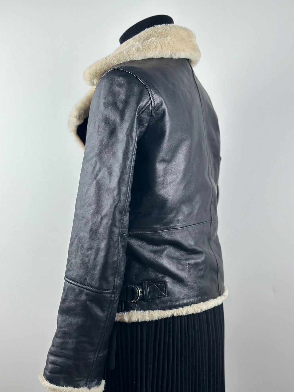 Jofama Bella – Naisten musta biker-nahkatakki teddyvuorella (koko 38)