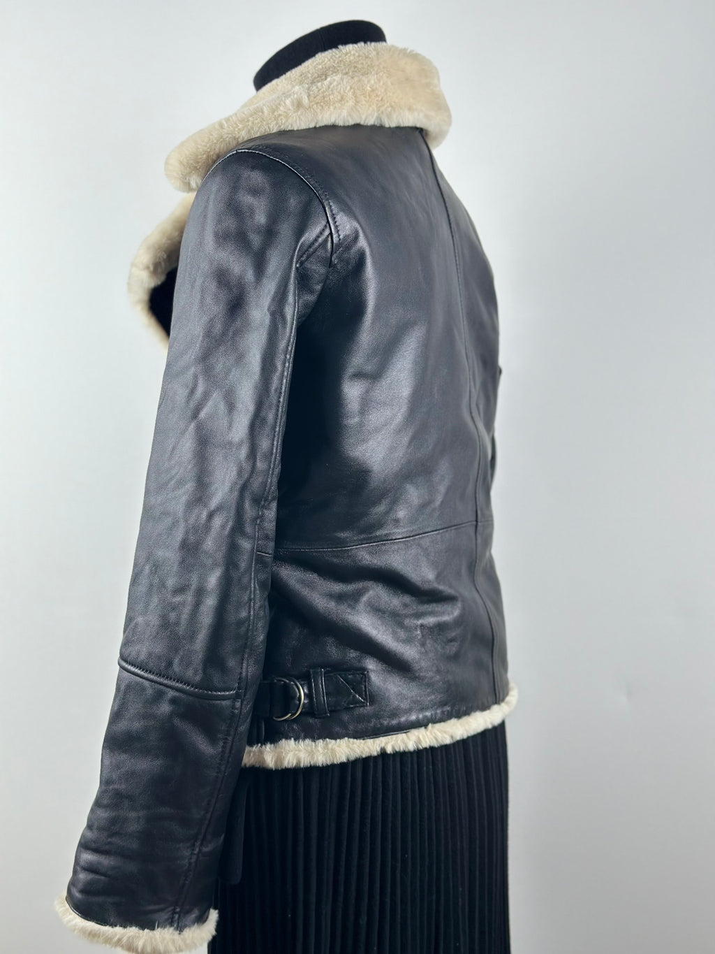 Jofama Bella – Naisten musta biker-nahkatakki teddyvuorella (koko 38)