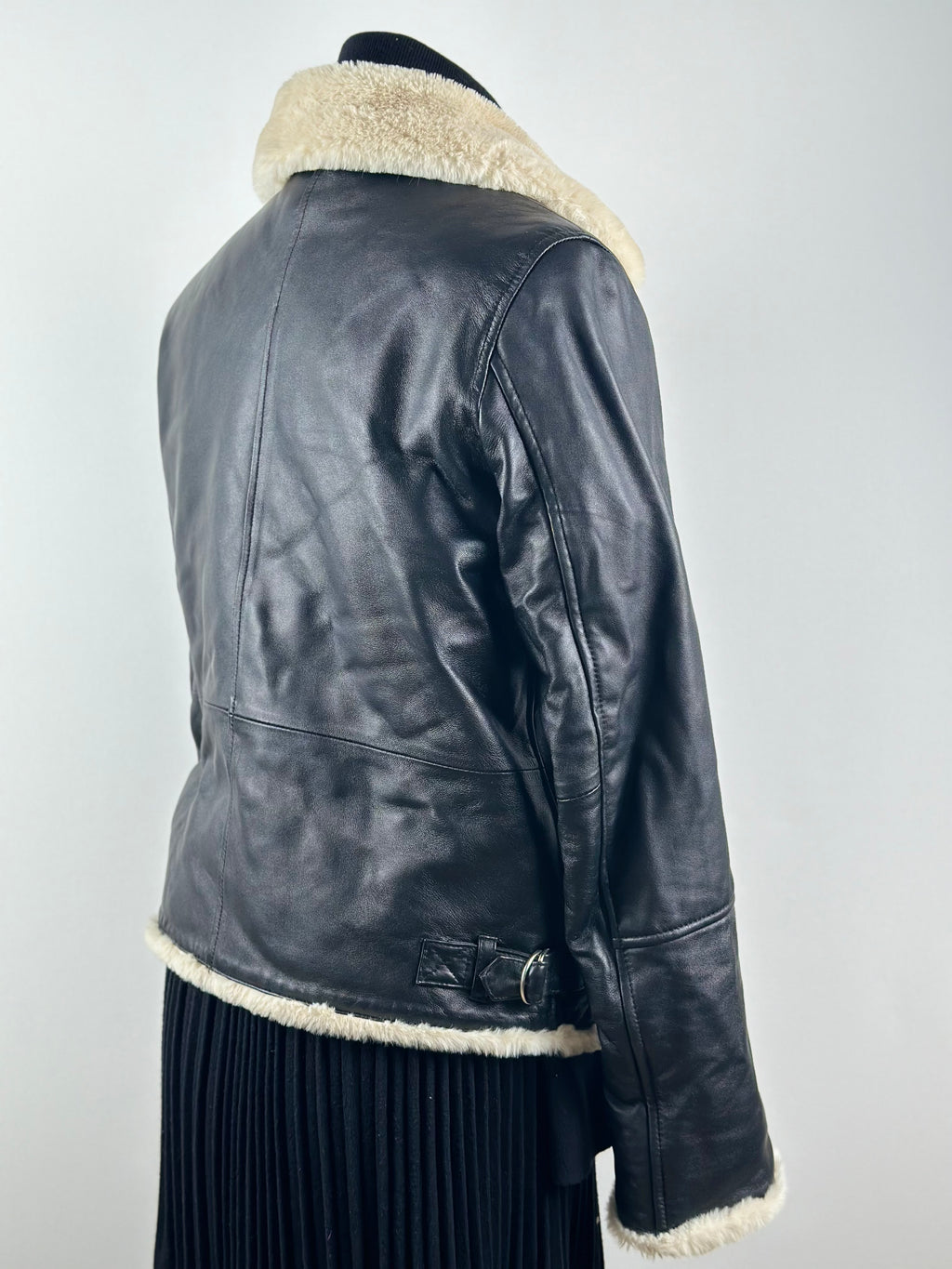 Jofama Bella – Naisten musta biker-nahkatakki teddyvuorella (koko 38)